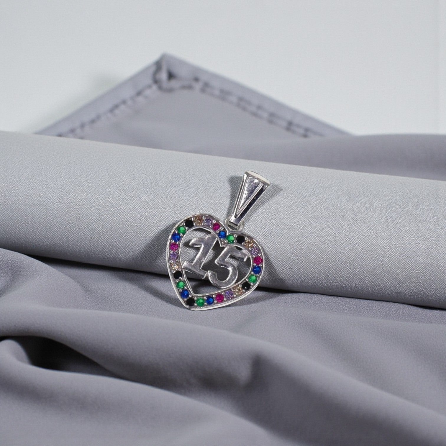 Dije 15 Años Circonias Colores + Cadena en Plata .925