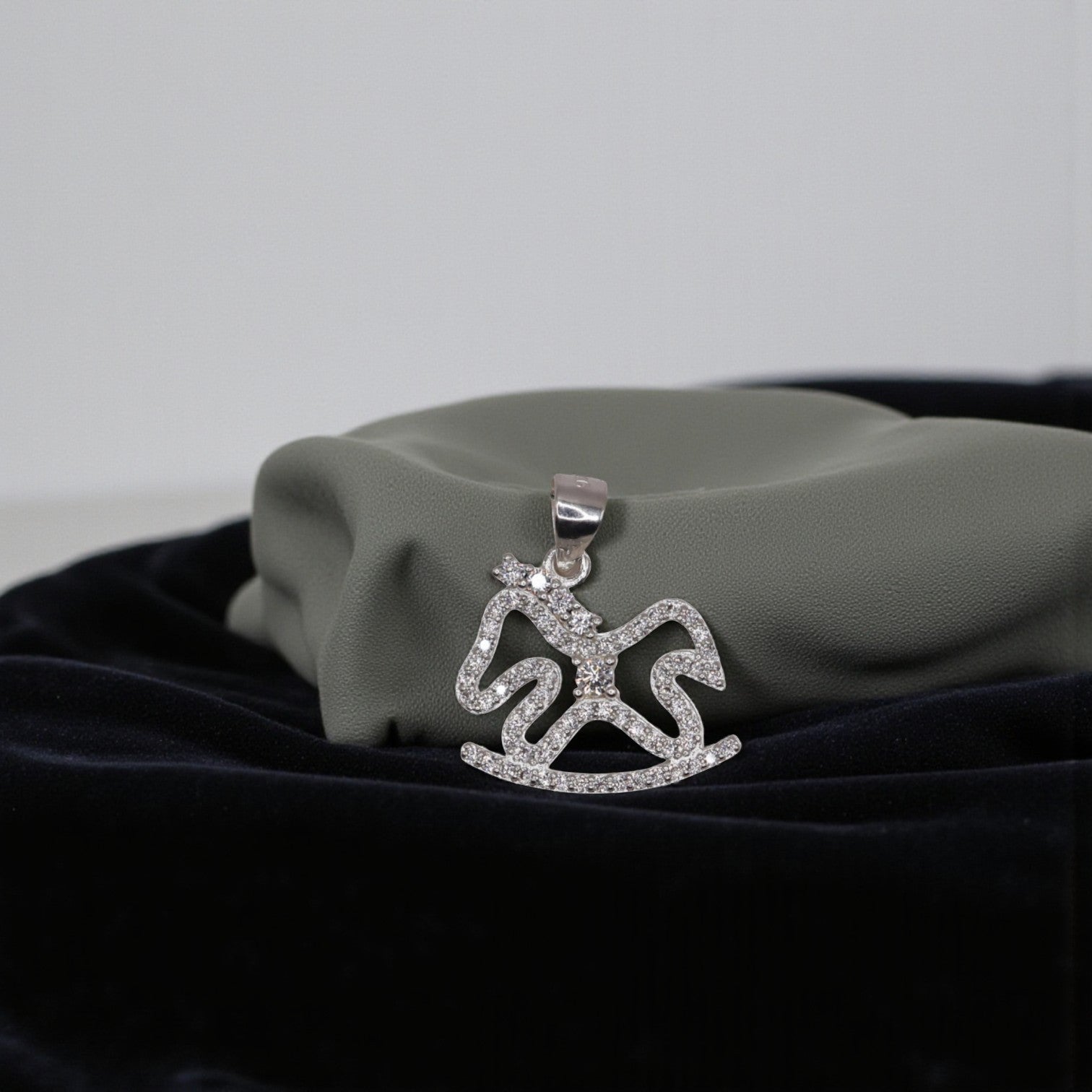 Dije De Caballo Mecedora+ Cadena en Plata .925