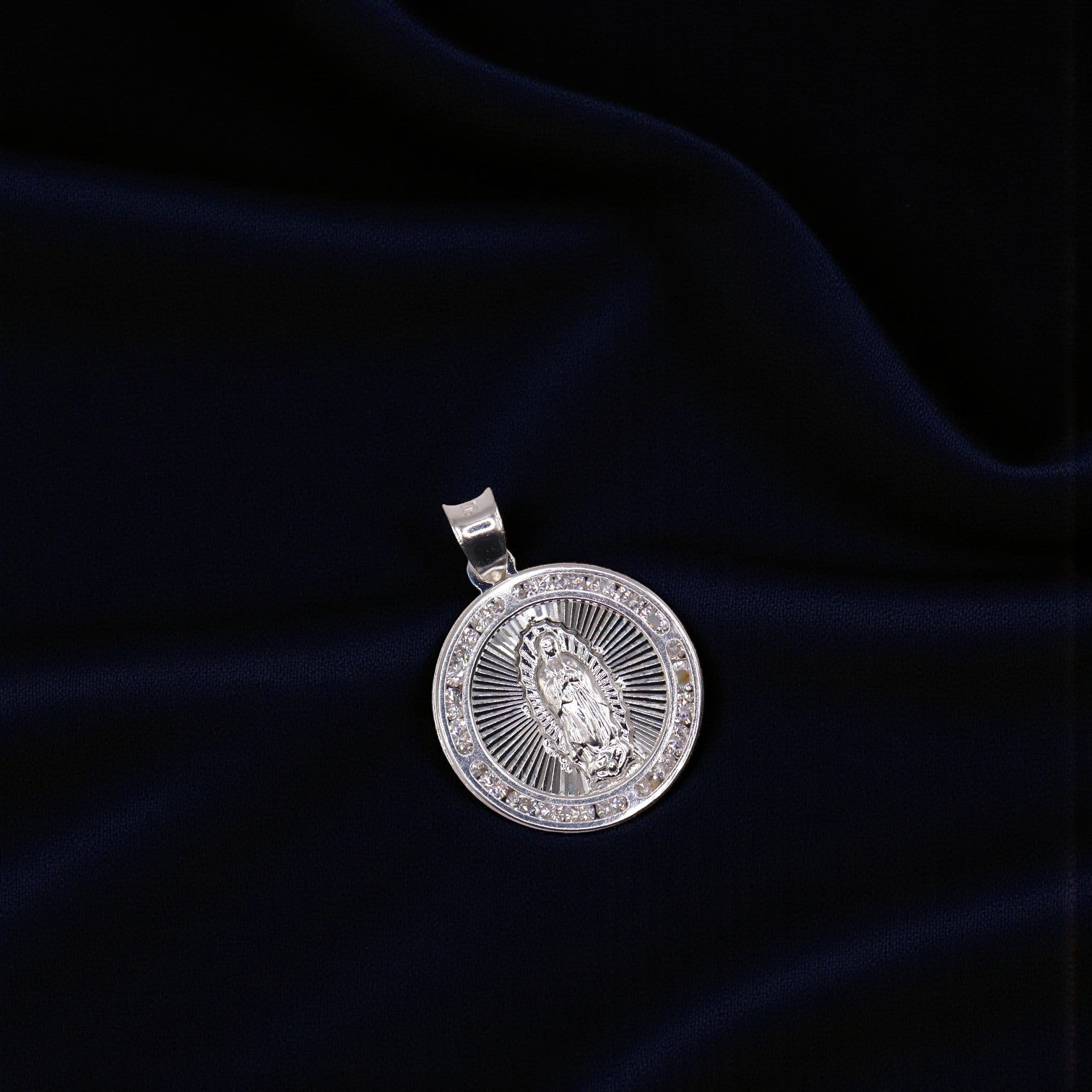 Dije De Medalla De Virgen Circular + Cadena en Plata .925
