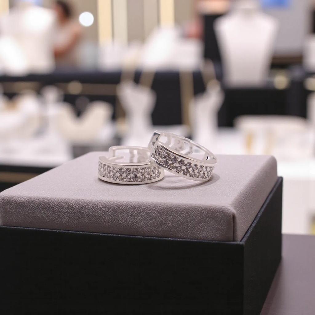 Aretes Huggies De Plata .925 Con Circonia Corazon