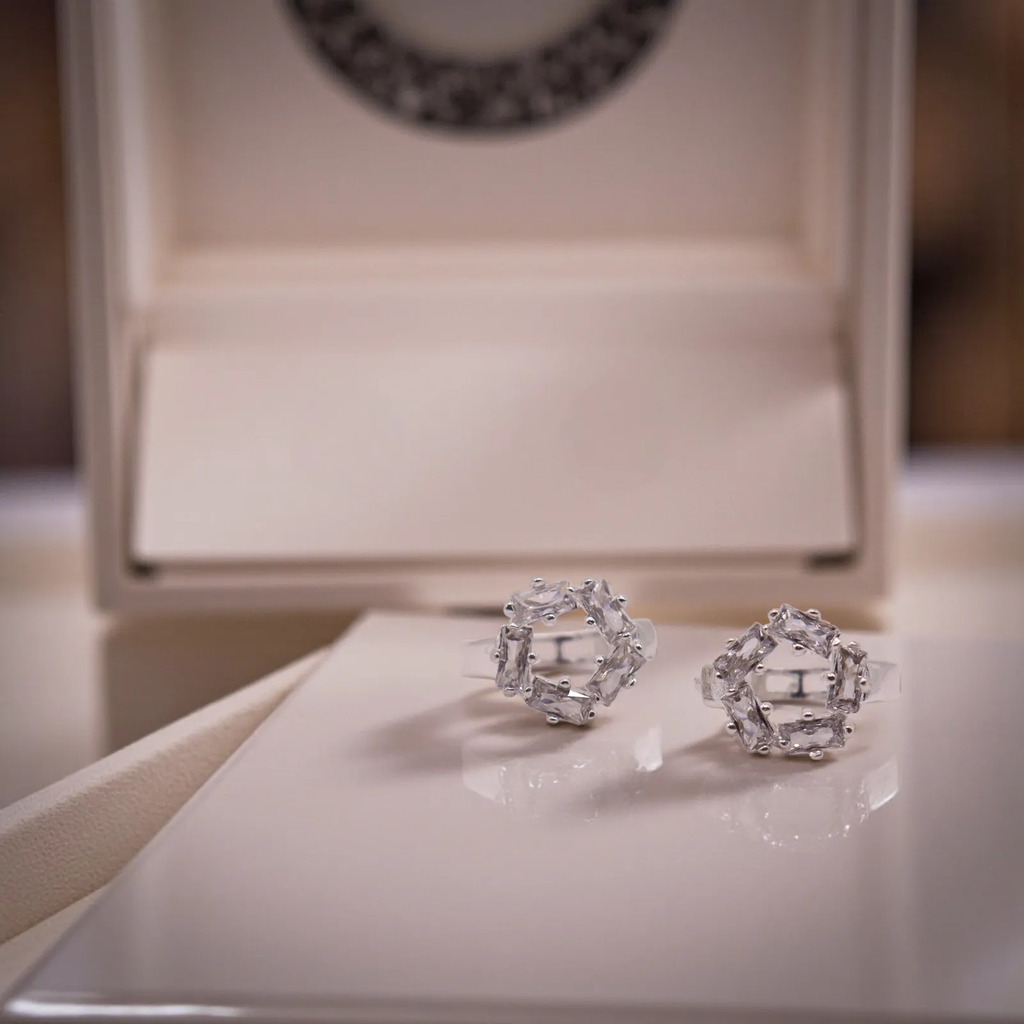 Aretes Huggie Corona de Zirconias en Plata .925