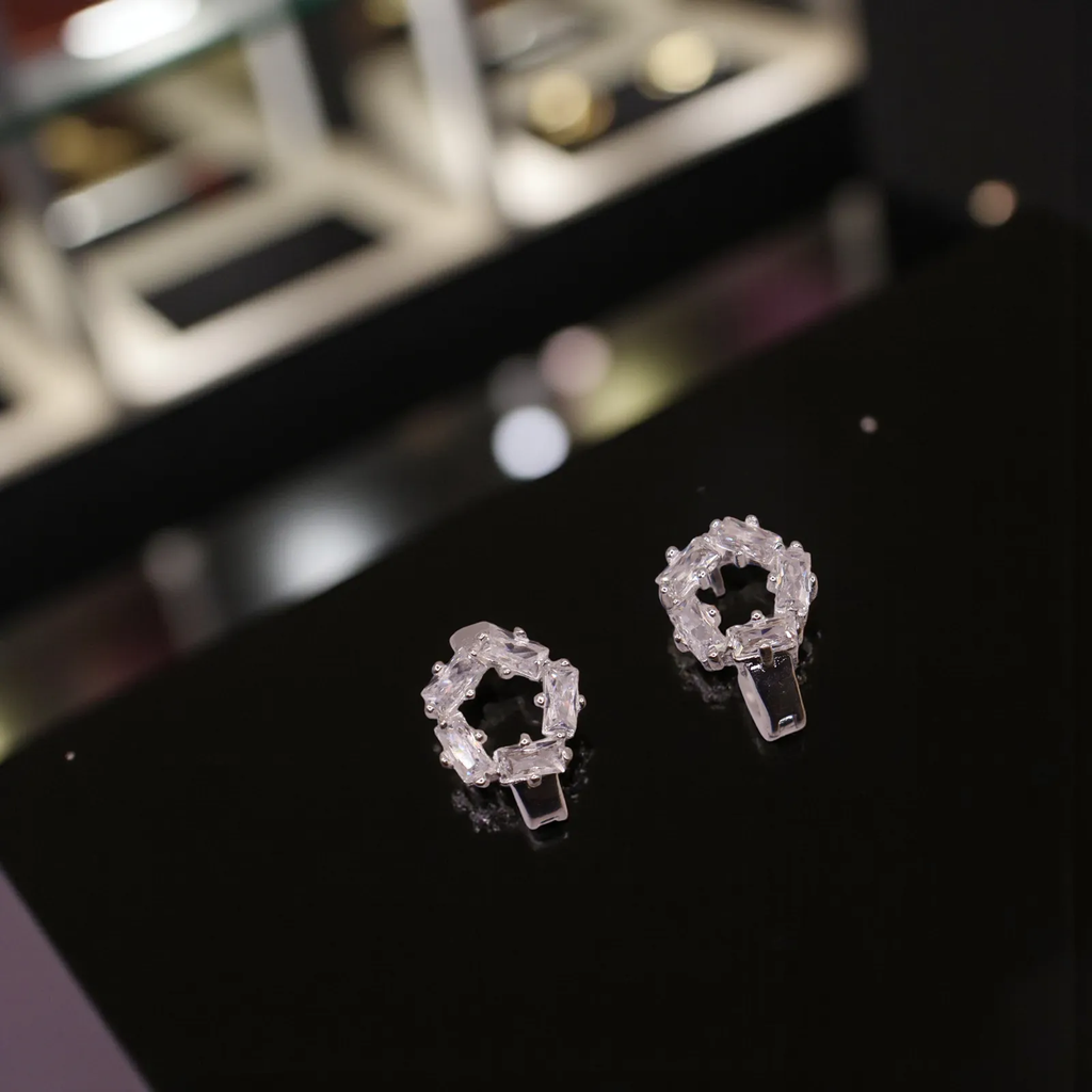 Aretes Huggie Corona de Zirconias en Plata .925