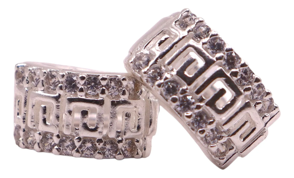 Aretes Huggie Con Diseño Grecas Chica Y Zirconias en Plata .925