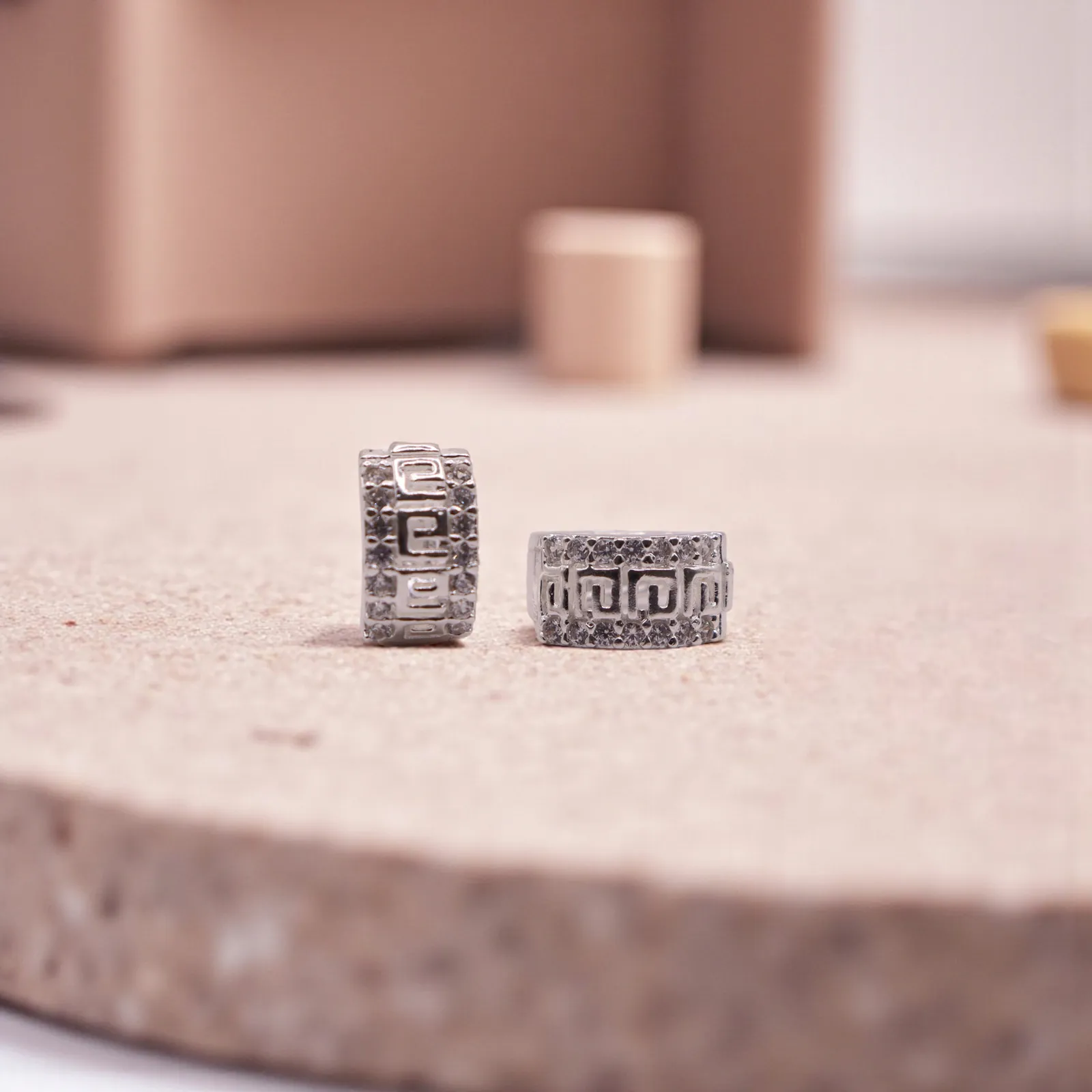 Aretes Huggie Con Diseño Grecas Chica Y Zirconias en Plata .925