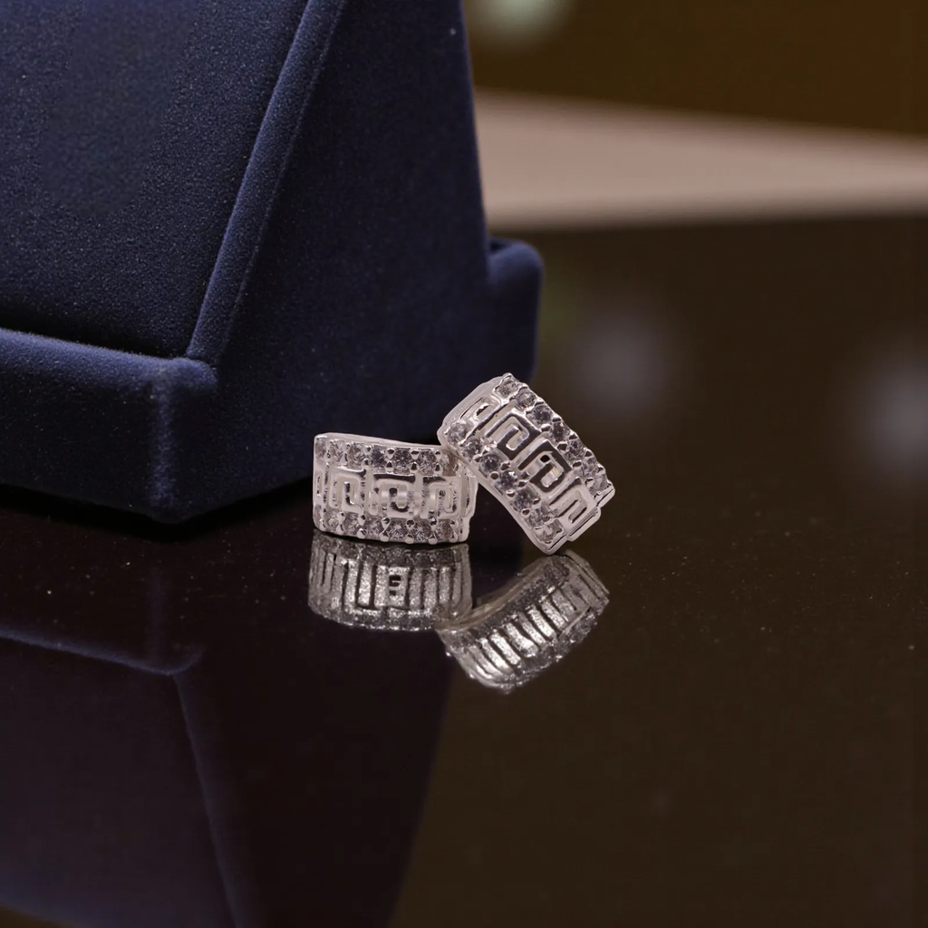 Aretes Huggie Con Diseño Grecas Chica Y Zirconias en Plata .925