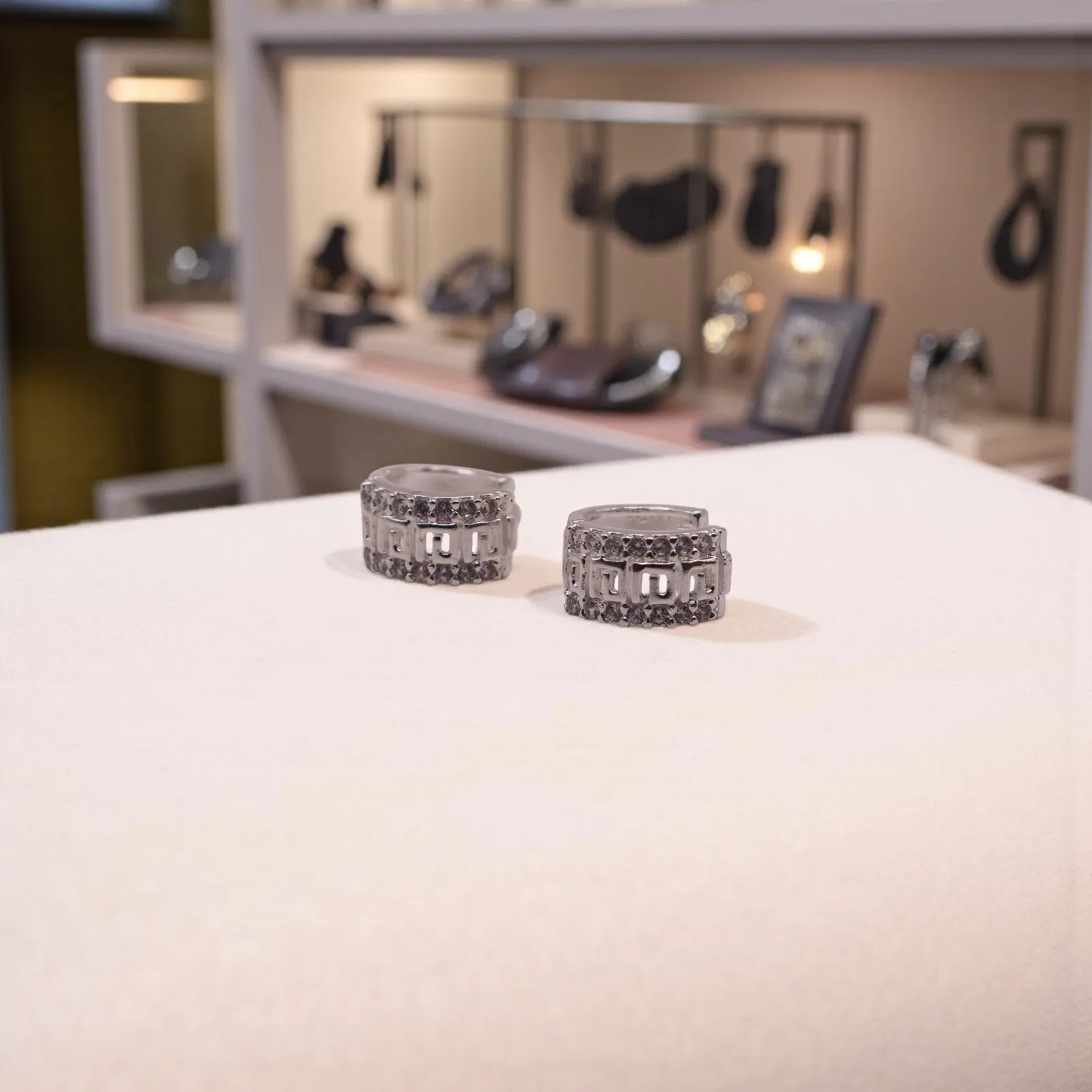 Aretes Huggie Con Diseño Grecas Chica Y Zirconias en Plata .925