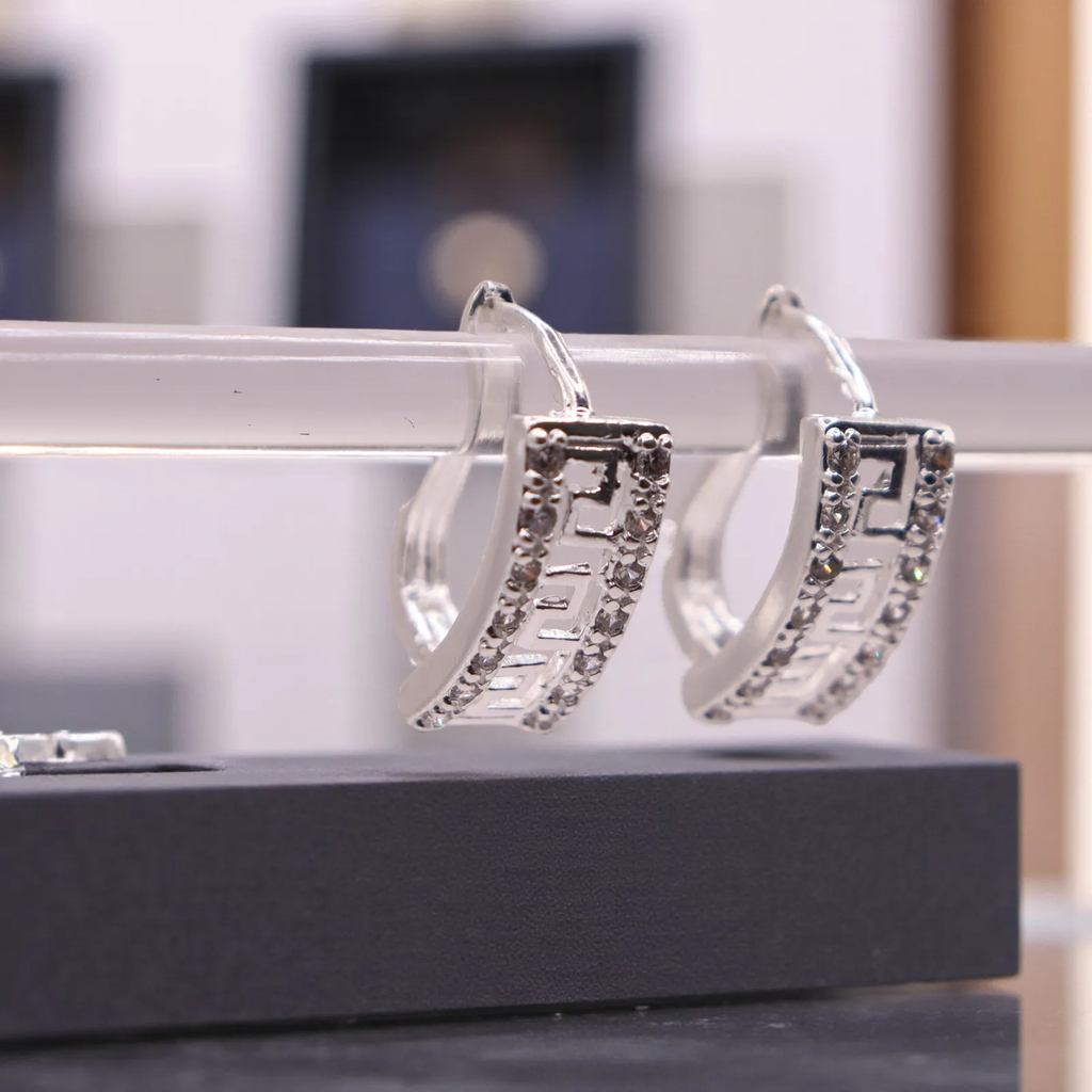 Aretes Huggie Con Diseño Grecas Grande Y Zirconias en Plata .925