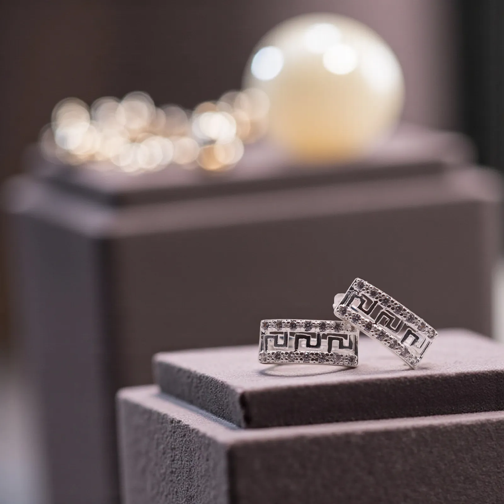 Aretes Huggie Con Diseño Grecas Grande Y Zirconias en Plata .925