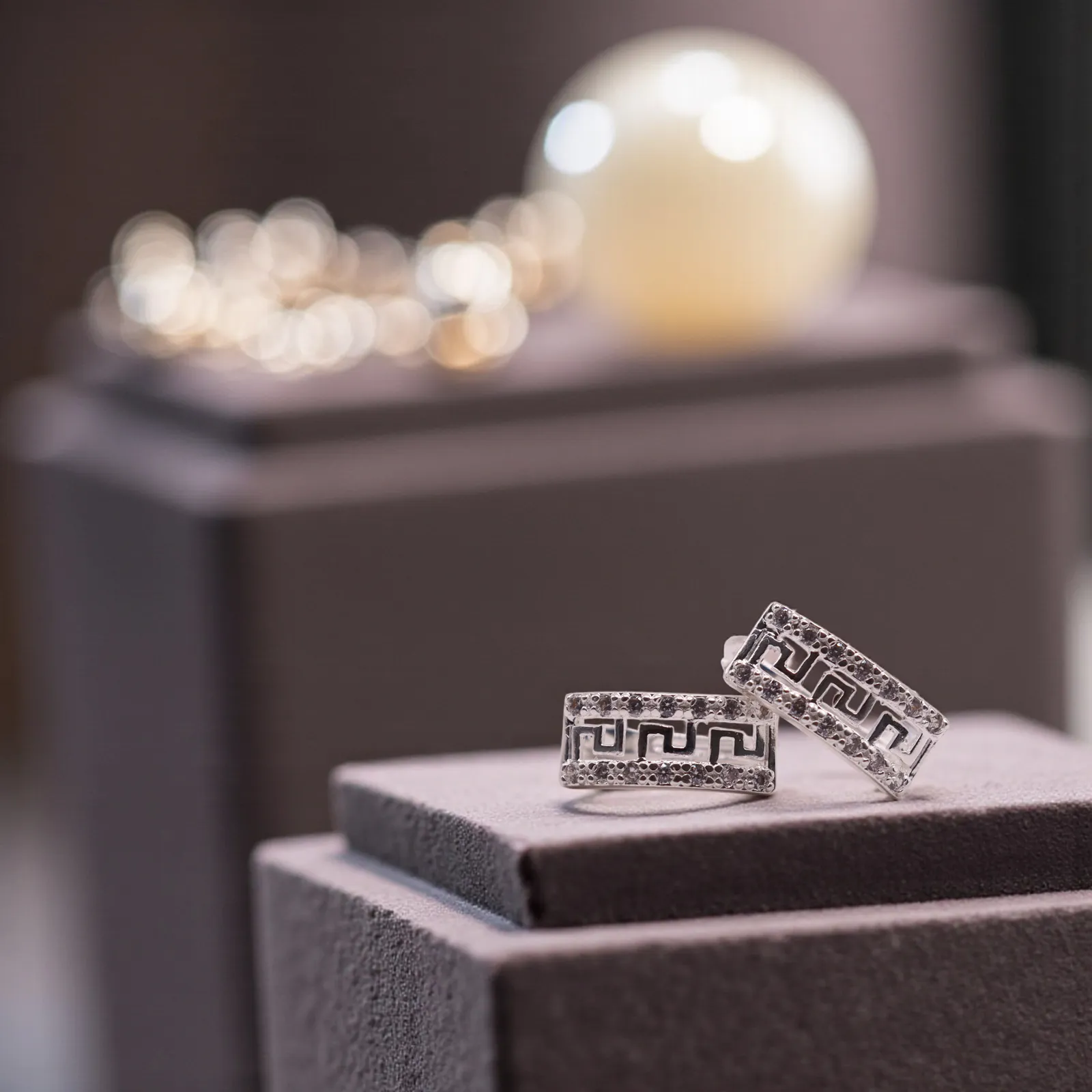 Aretes Huggie Con Diseño Grecas Grande Y Zirconias en Plata .925