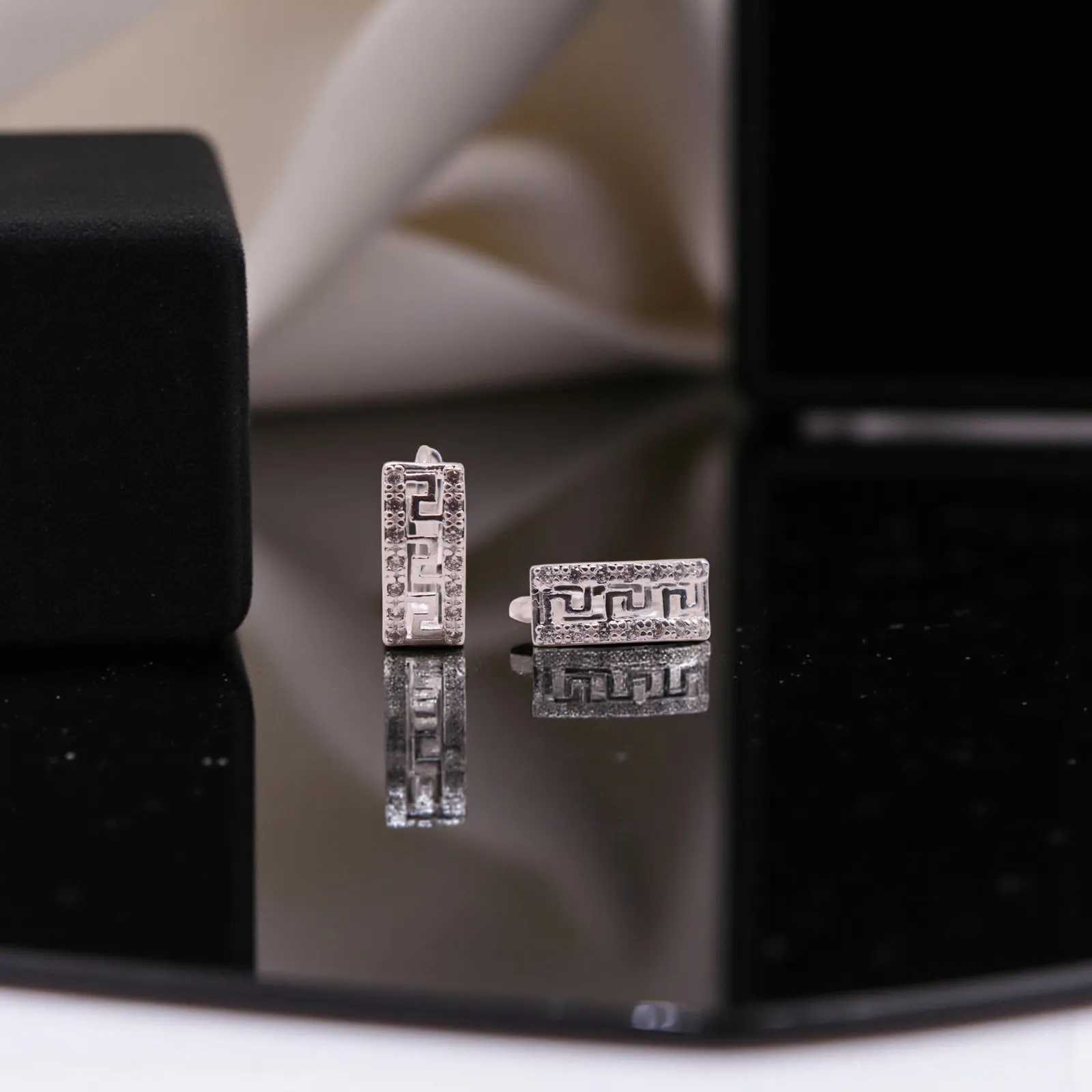 Aretes Huggie Con Diseño Grecas Grande Y Zirconias en Plata .925