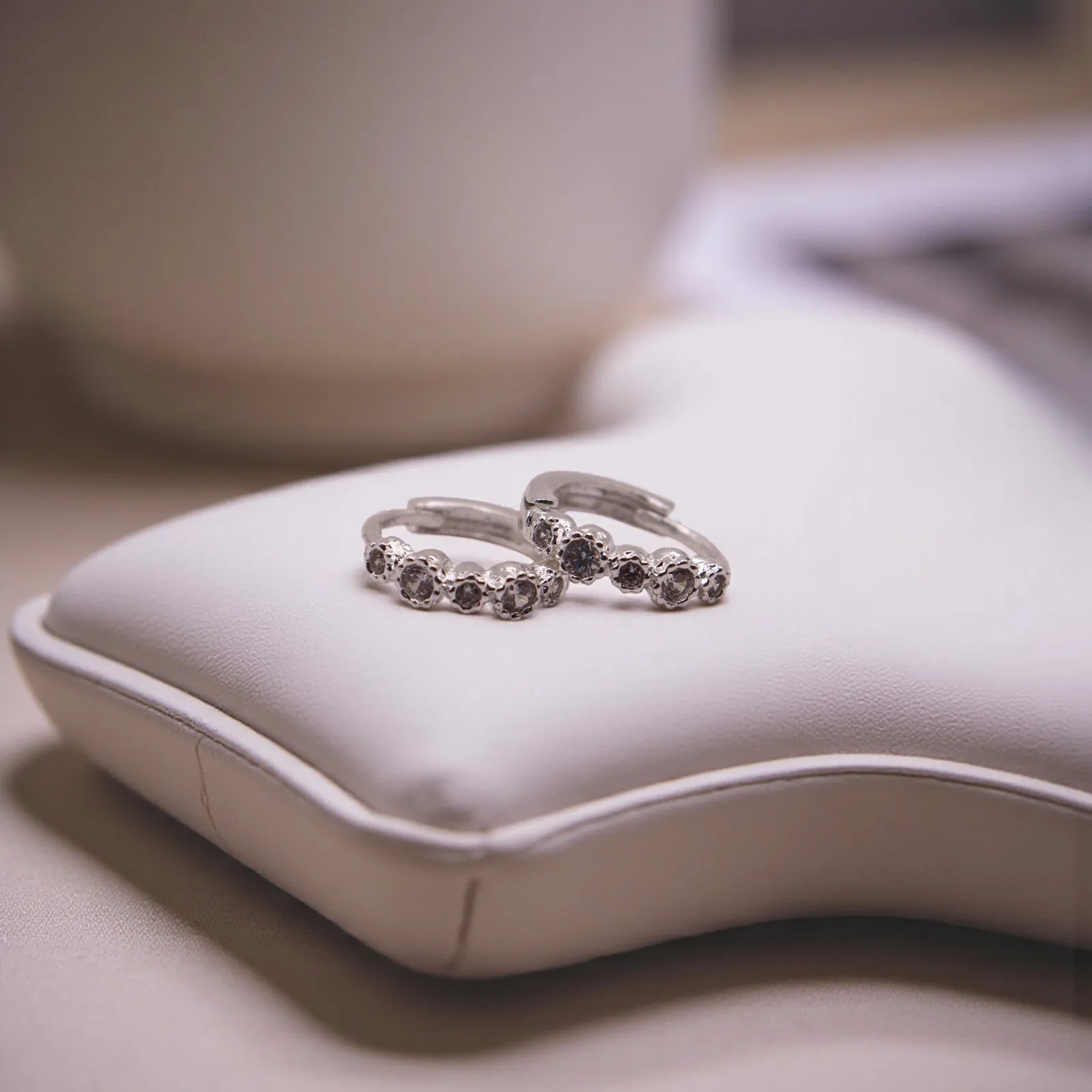 Aretes Huggie Mini Circulos De Plata.925 Con Circonias