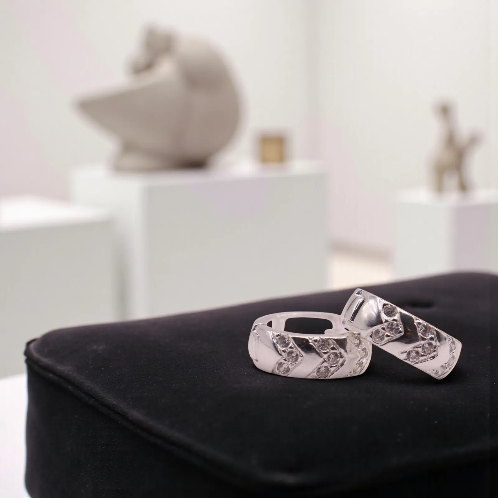 Aretes Huggies Prisma De Plata .925