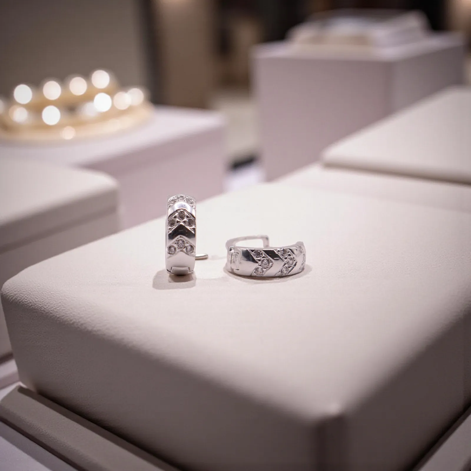 Aretes Huggies Prisma De Plata .925