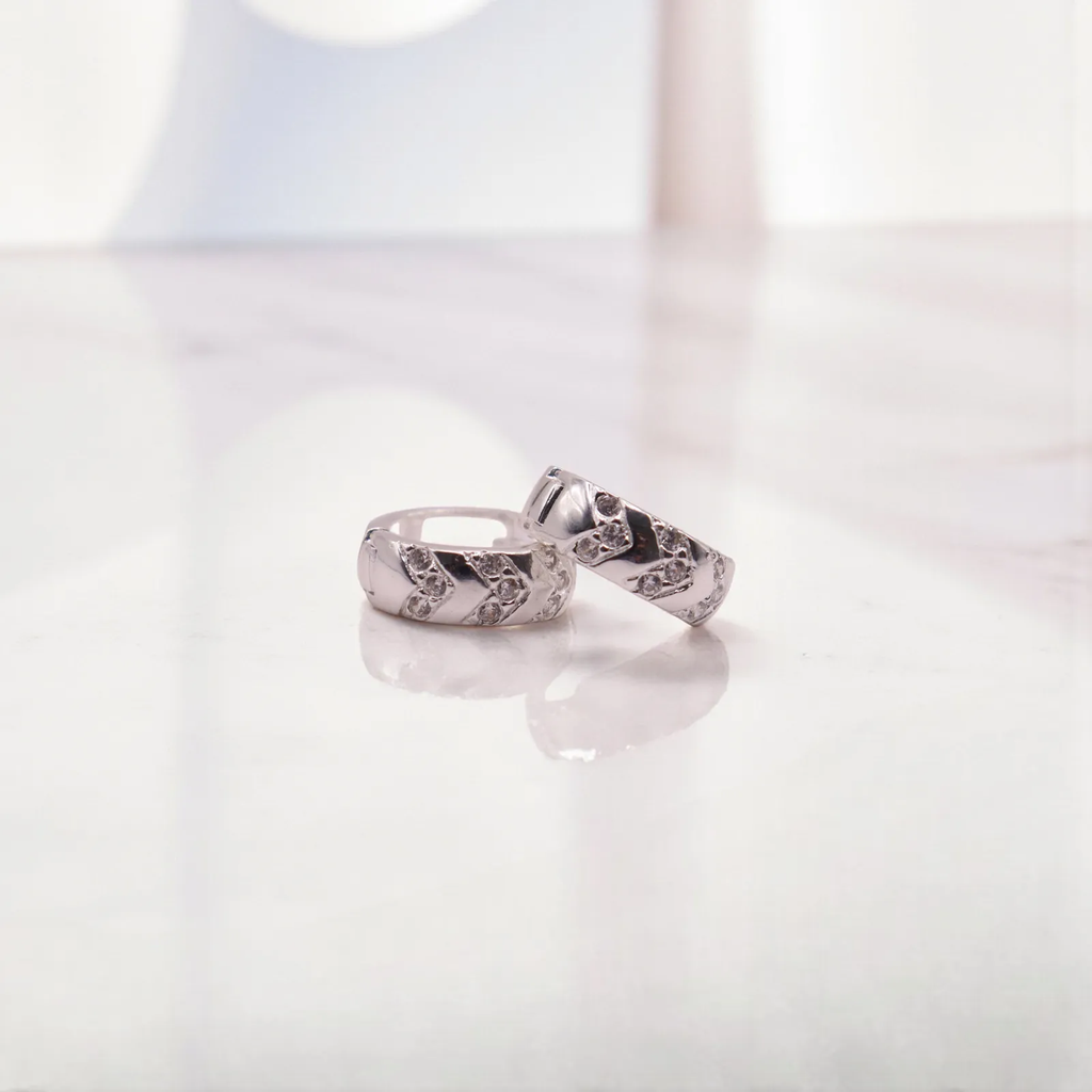 Aretes Huggies Prisma De Plata .925