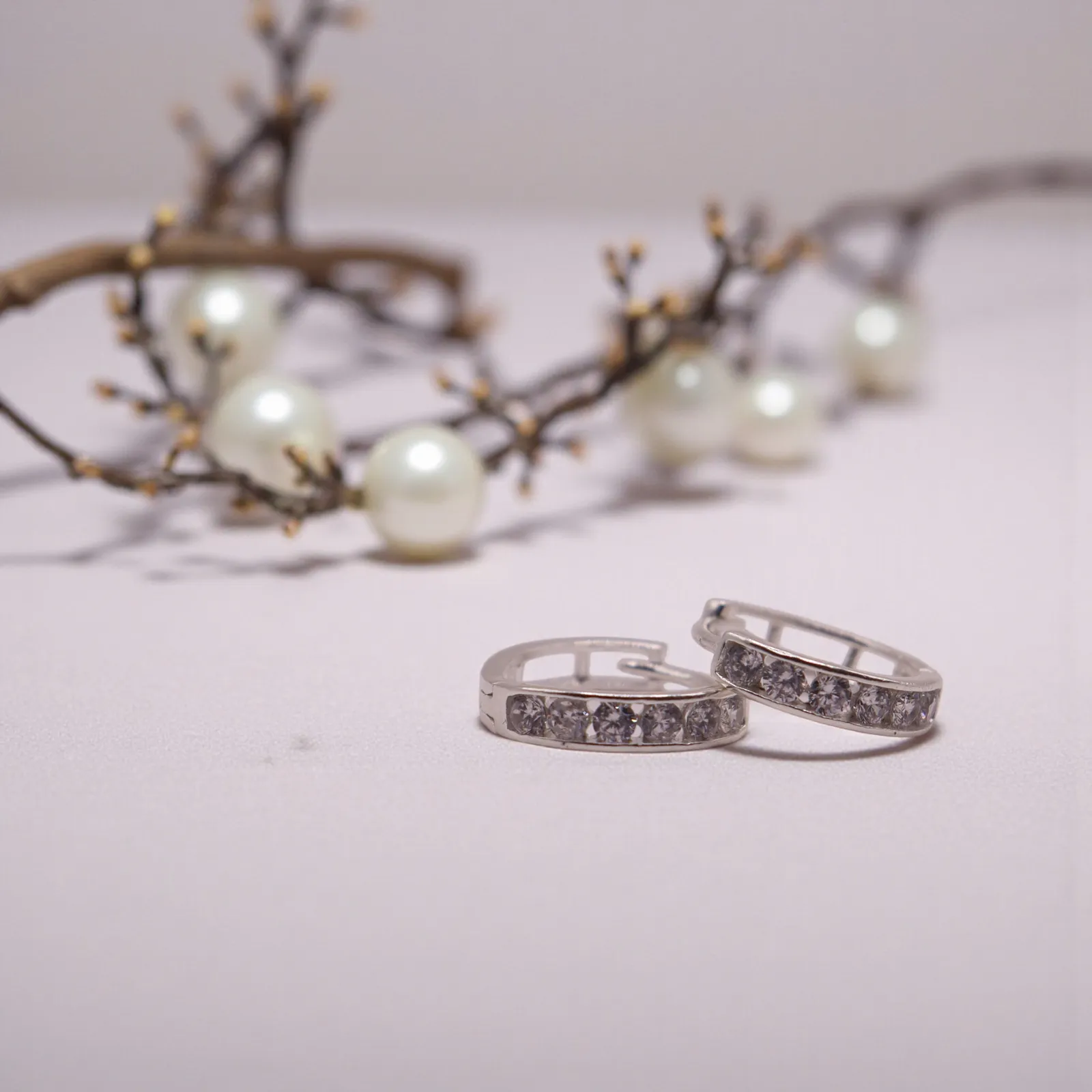 Aretes Huggies Ventana De Luz De Plata.925 Con Circonias