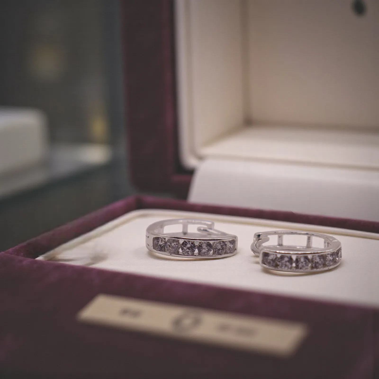 Aretes Huggies Ventana De Luz De Plata.925 Con Circonias