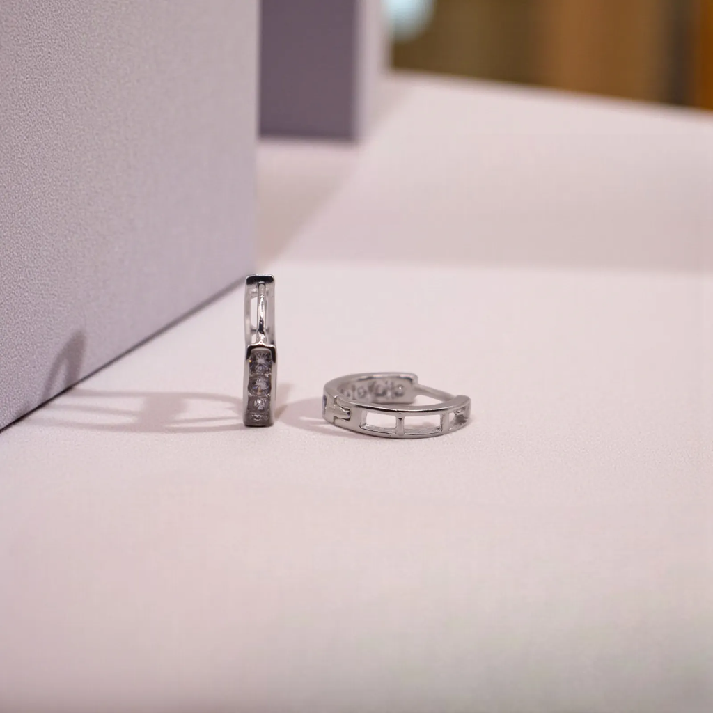 Aretes Huggies Ventana De Luz De Plata.925 Con Circonias