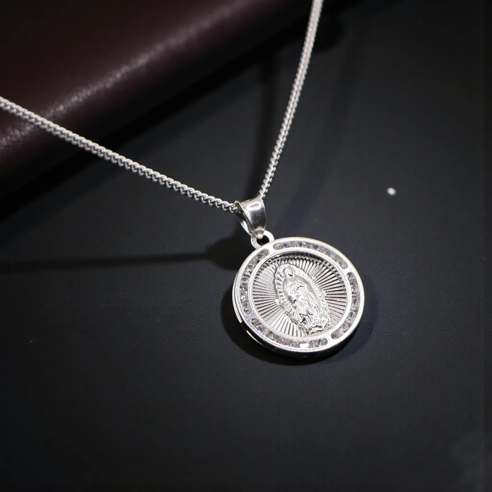 Dije De Medalla De Virgen Circular + Cadena en Plata .925