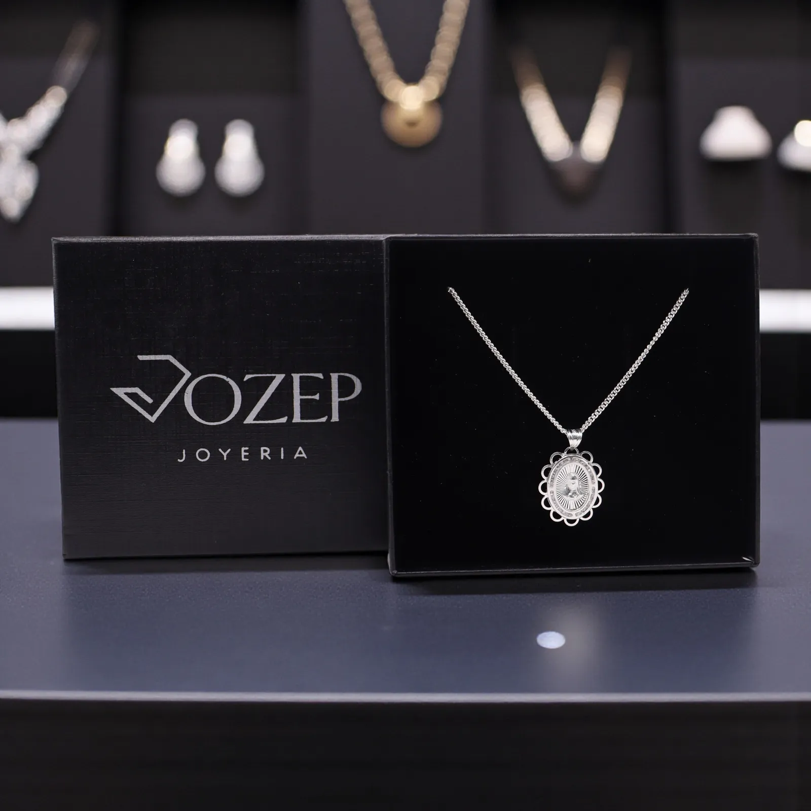 Dije De Medalla De Jesus Con Diseño + Cadena en Plata .925