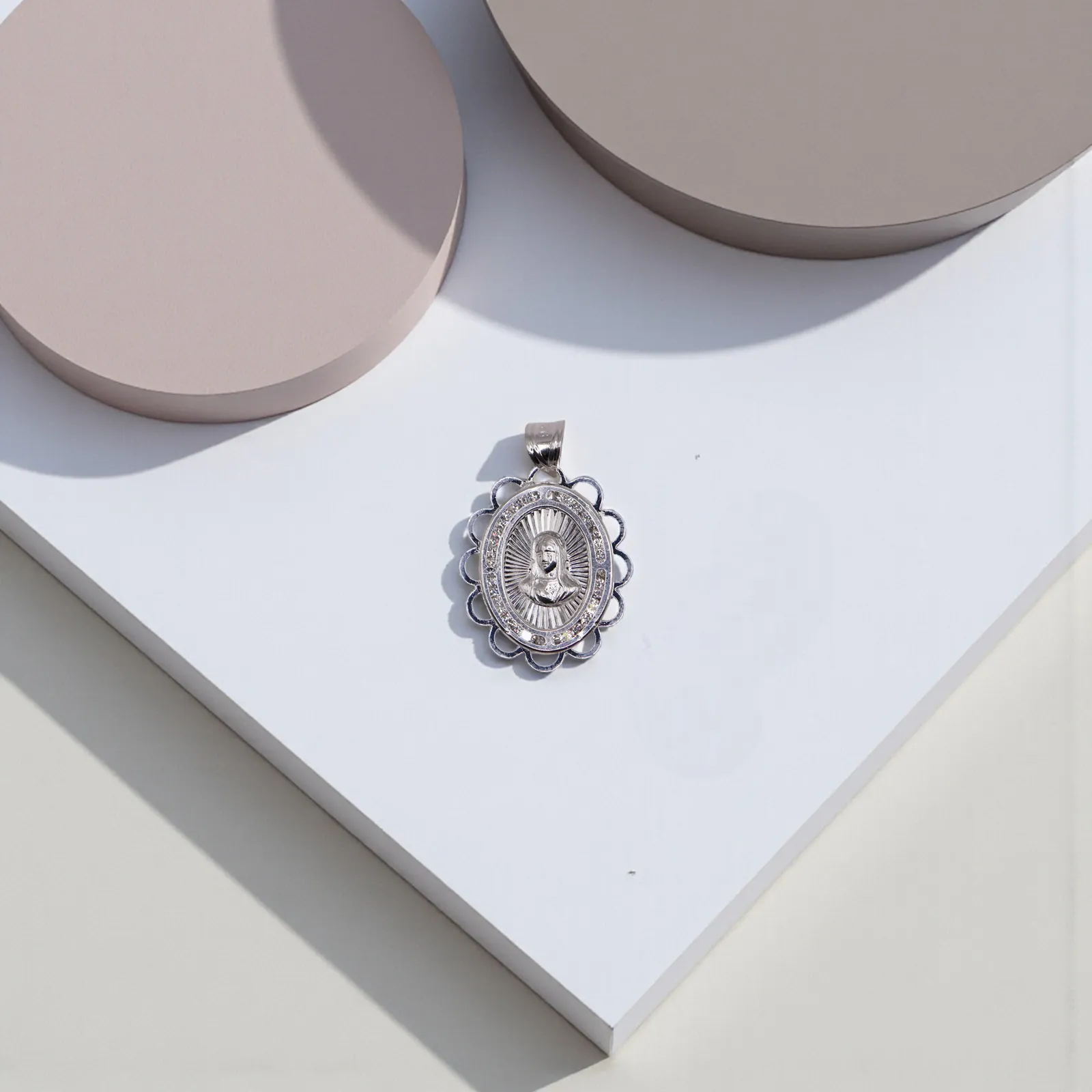 Dije De Medalla De Jesus Con Diseño + Cadena en Plata .925