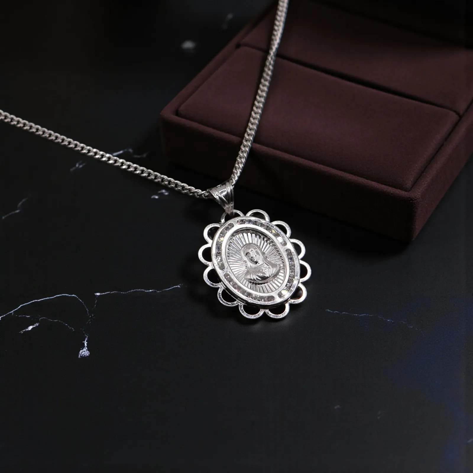 Dije De Medalla De Jesus Con Diseño + Cadena en Plata .925