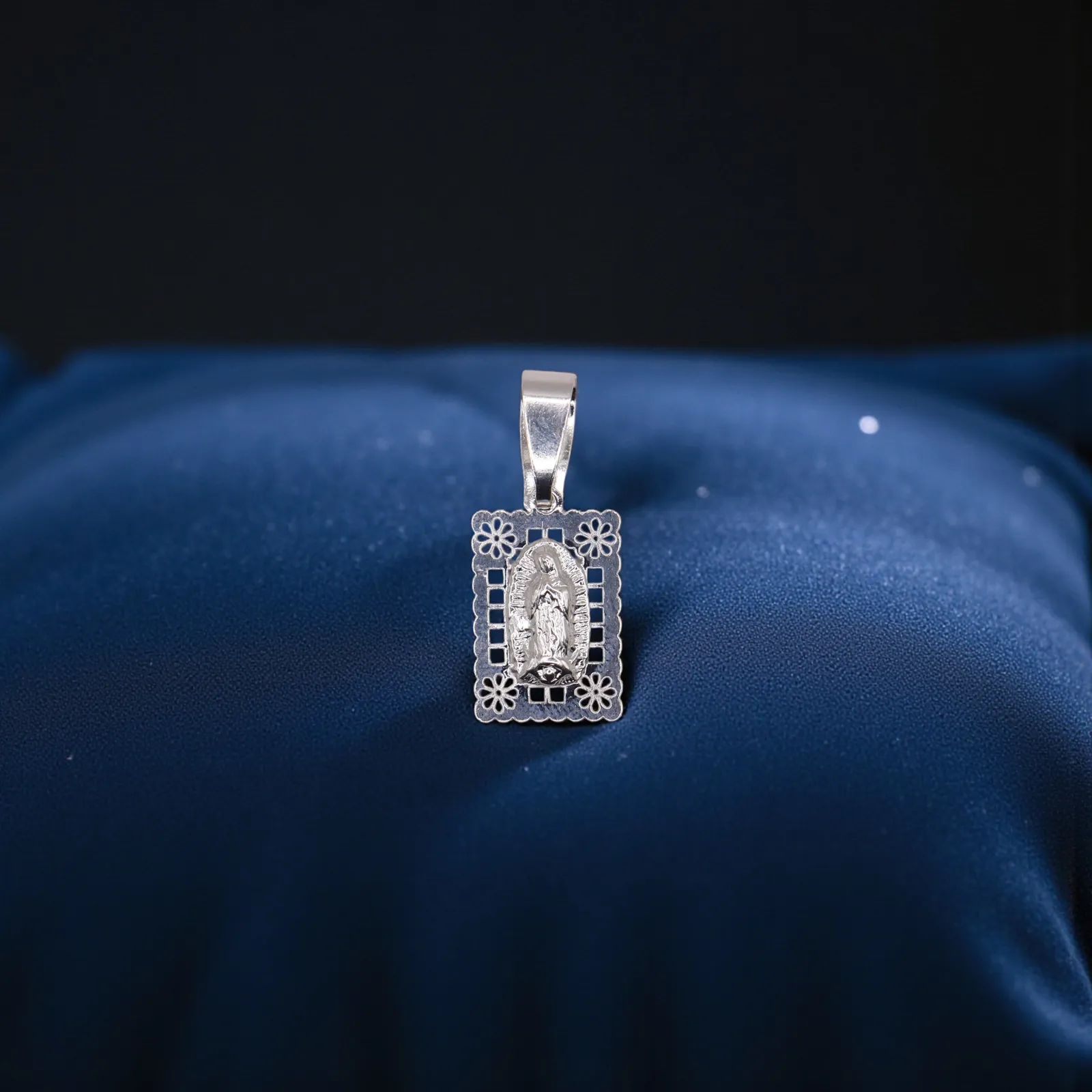 Dije De Virgen Con Flores + Cadena en Plata .925