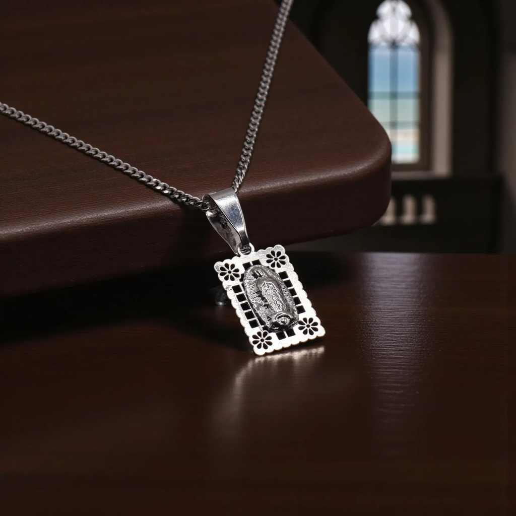 Dije De Virgen Con Flores + Cadena en Plata .925