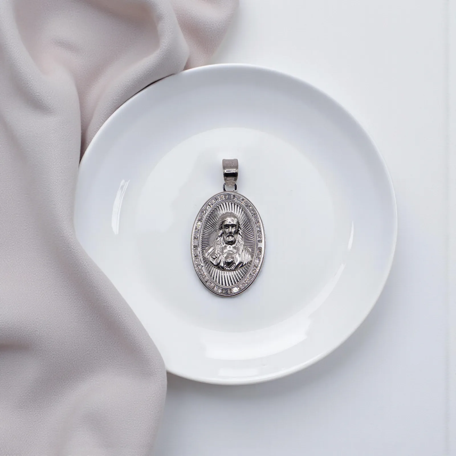 Dije De Medalla De Jesus Ovalada + Cadena en Plata .925