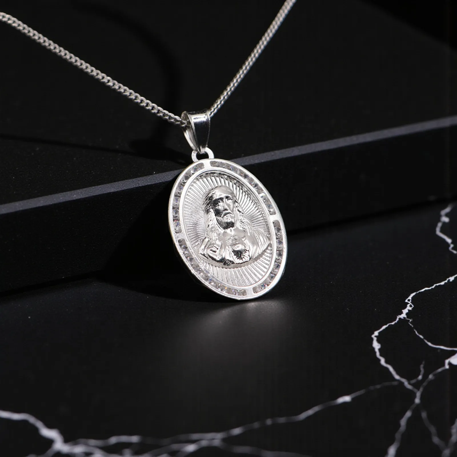 Dije De Medalla De Jesus Ovalada + Cadena en Plata .925