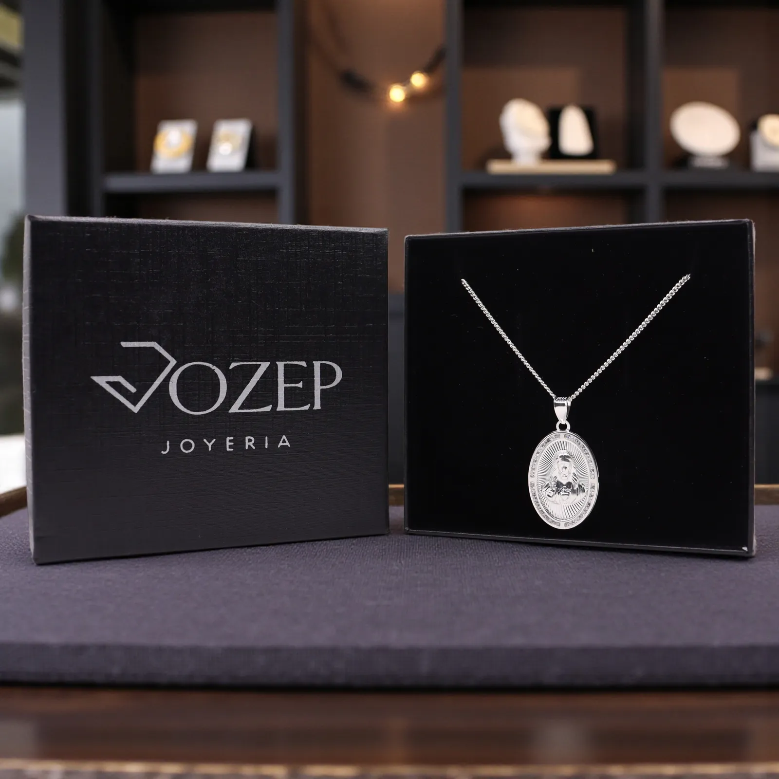 Dije De Medalla De Jesus Ovalada + Cadena en Plata .925