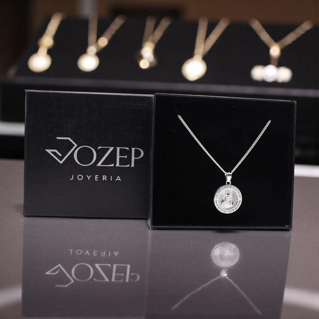 Dije De Medalla De Jesus Chica + Cadena en Plata .925