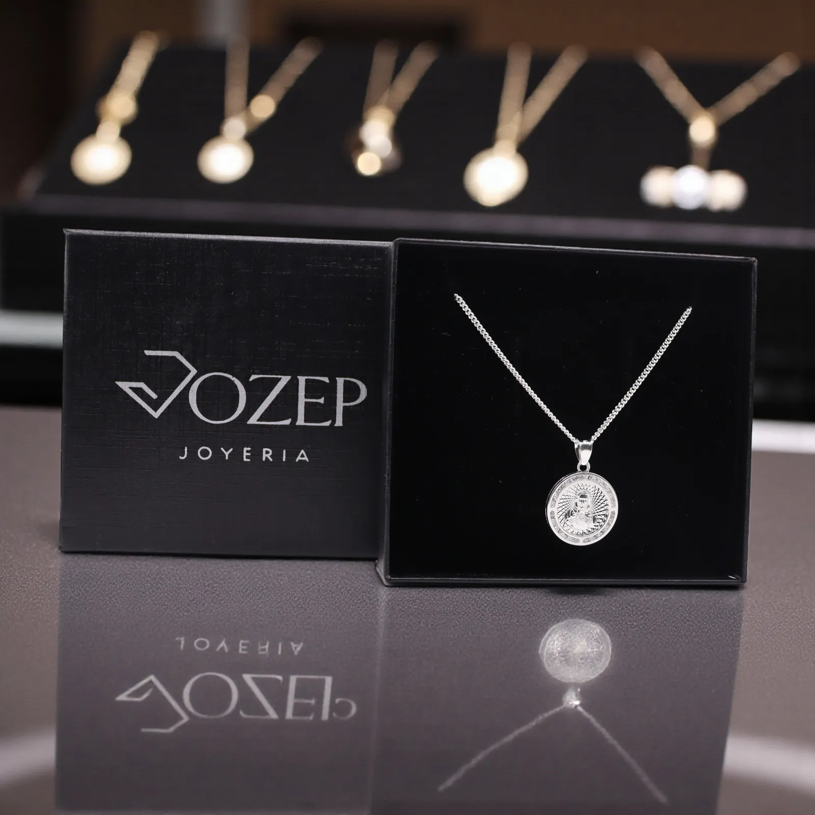 Dije De Medalla De Jesus Chica + Cadena en Plata .925