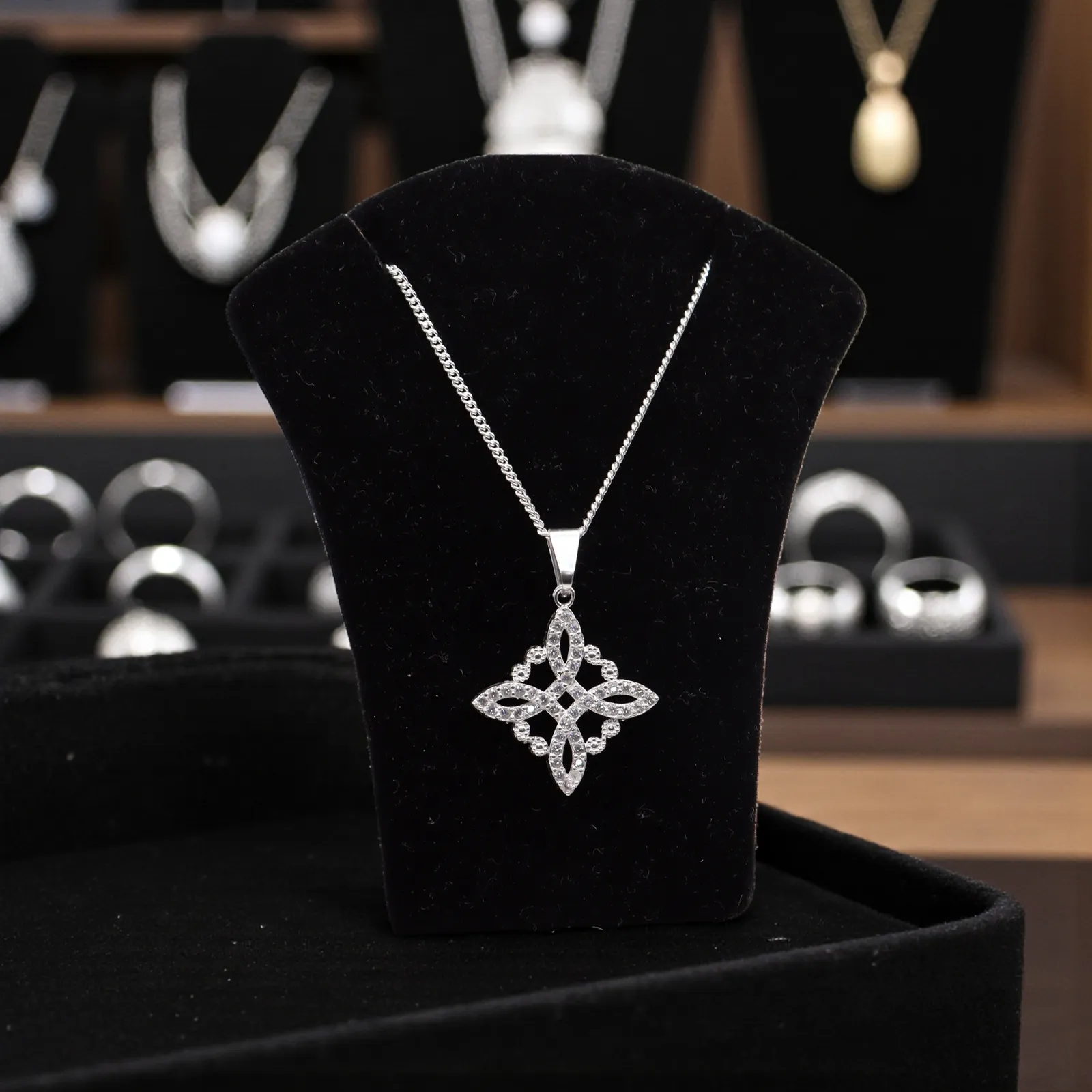 Dije Nudo De Bruja Con Circonia + Cadena en Plata .925