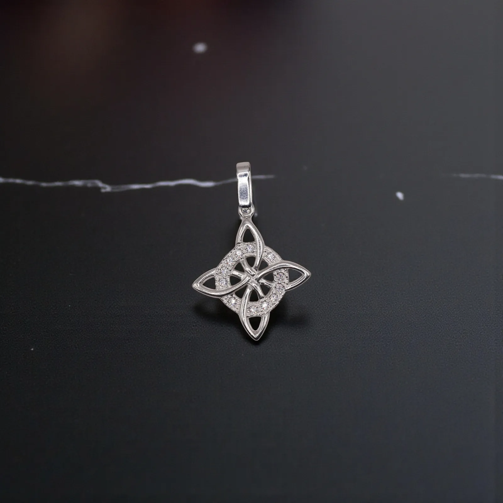 Dije Nudo De Bruja Blanco + Cadena en Plata .925