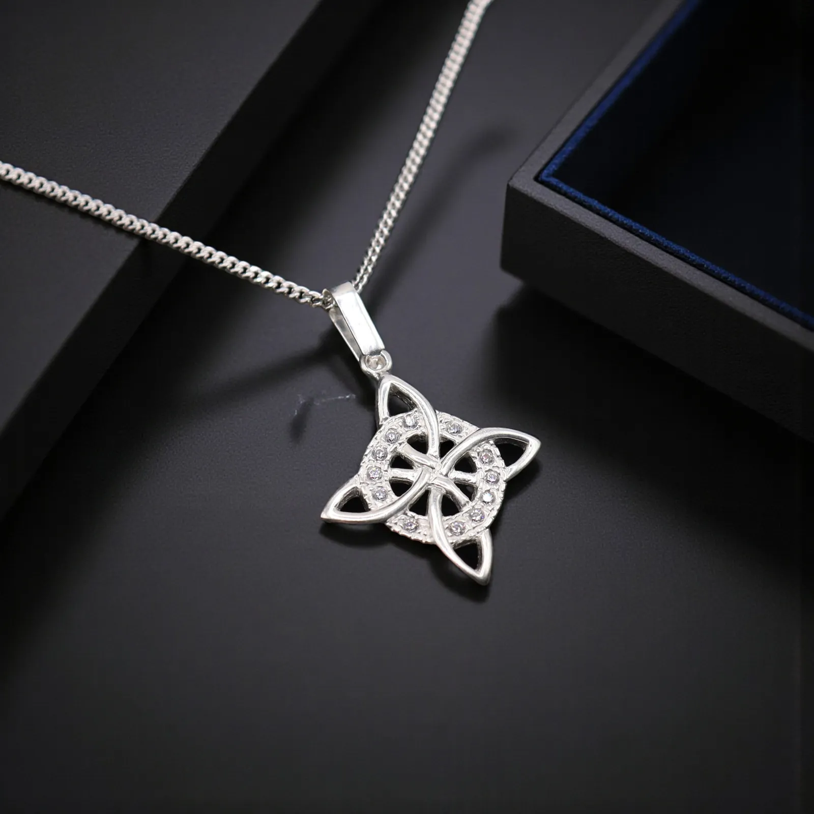 Dije Nudo De Bruja Blanco + Cadena en Plata .925