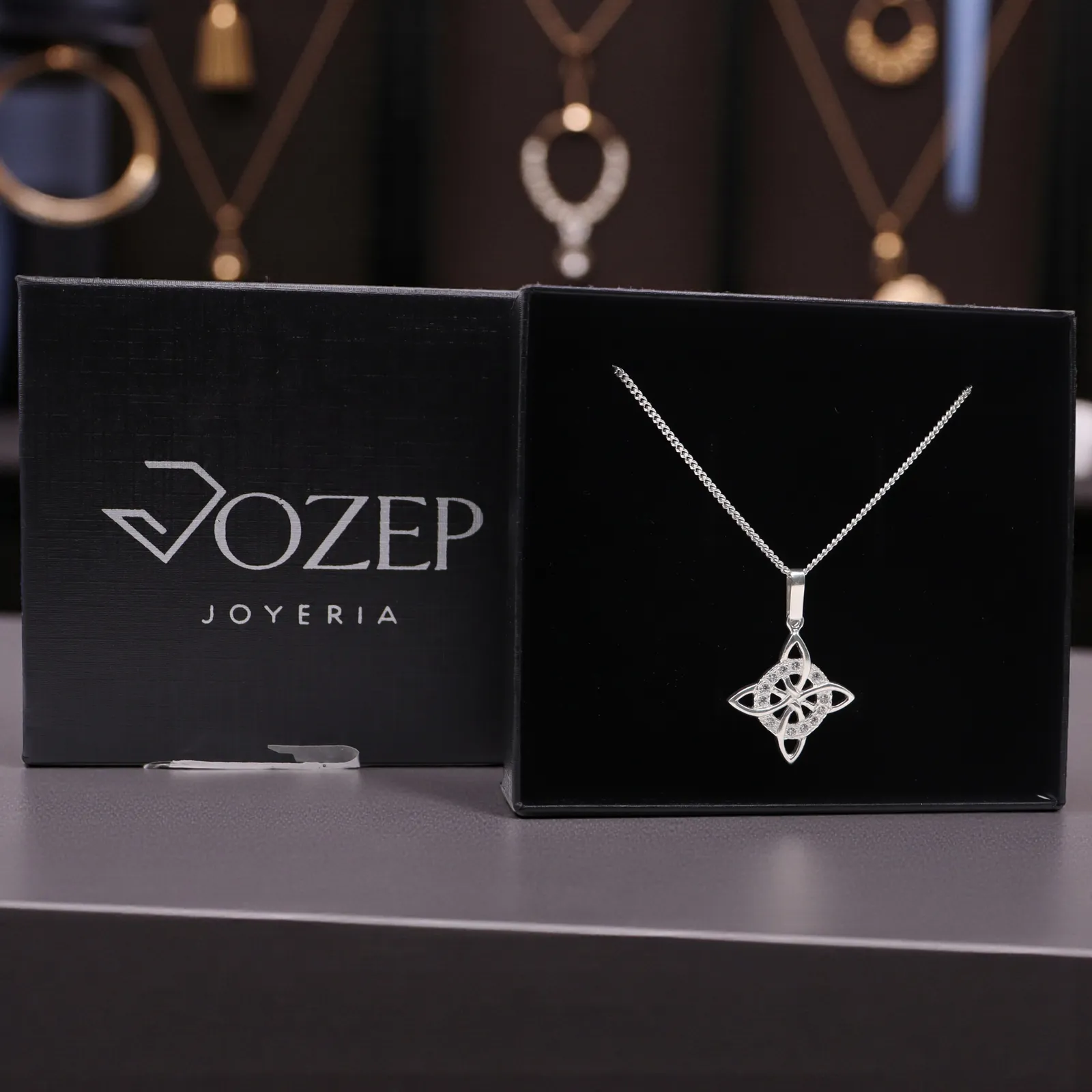 Dije Nudo De Bruja Blanco + Cadena en Plata .925