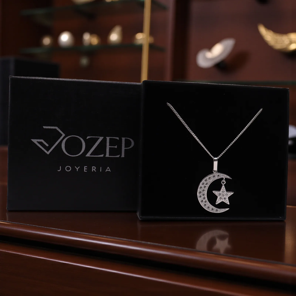 Dije Luna Con Estrella + Cadena en Plata .925