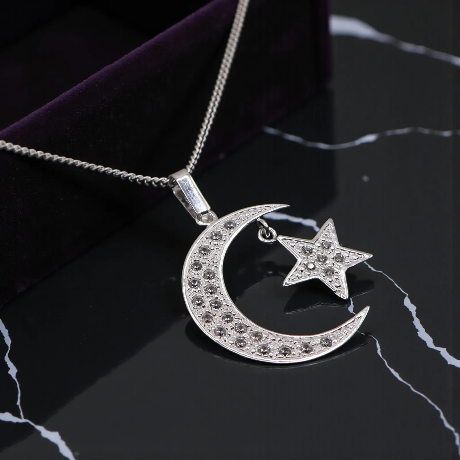 Dije Luna Con Estrella + Cadena en Plata .925