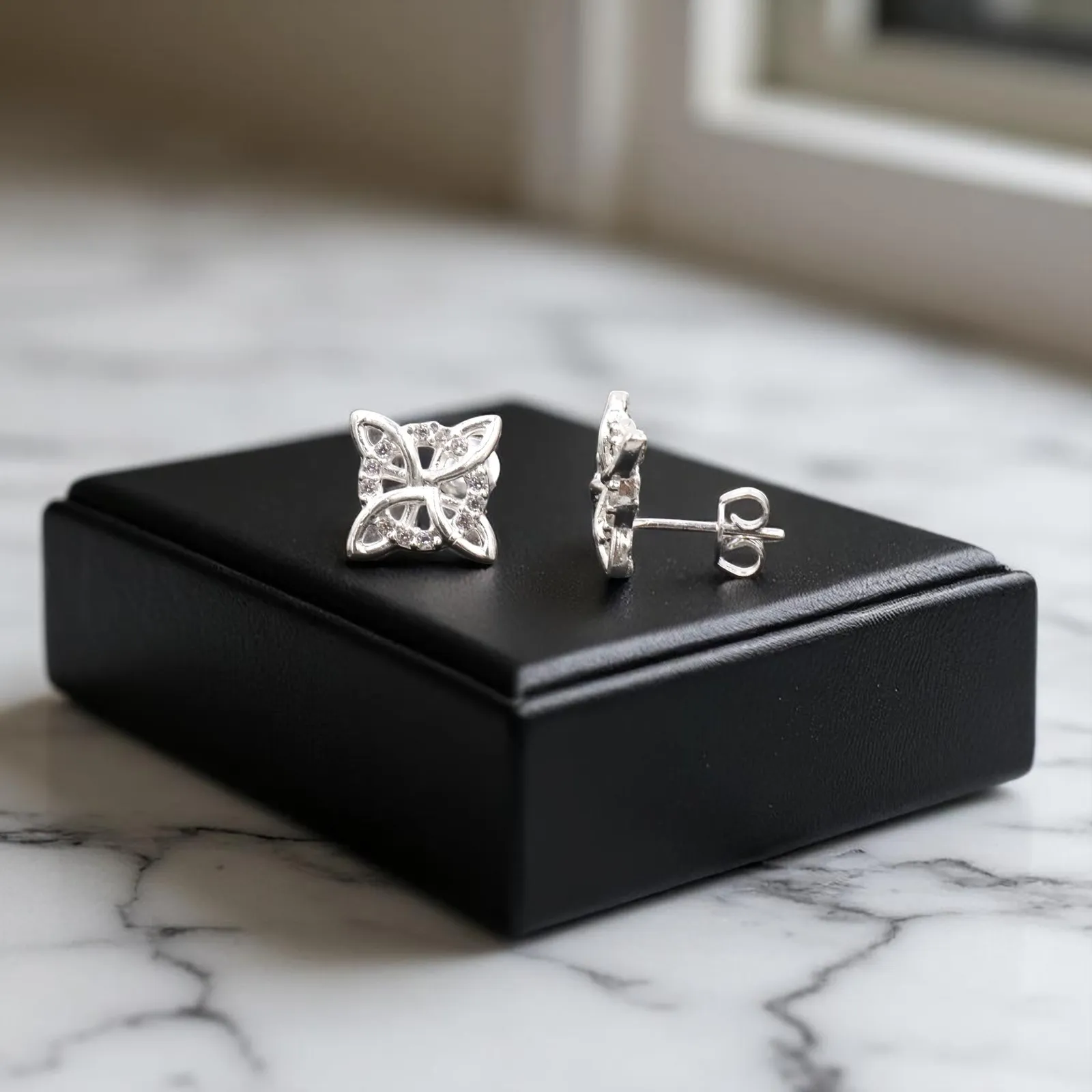 Aretes + Dije Nudo De Bruja en Plata .925