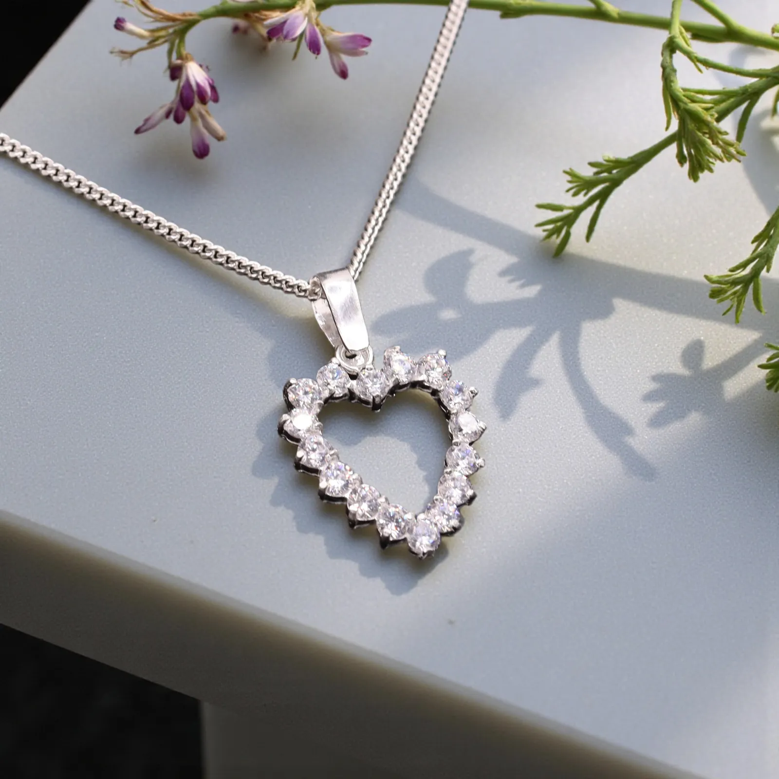 Dije Corazón Contorno Blanco En Plata .925