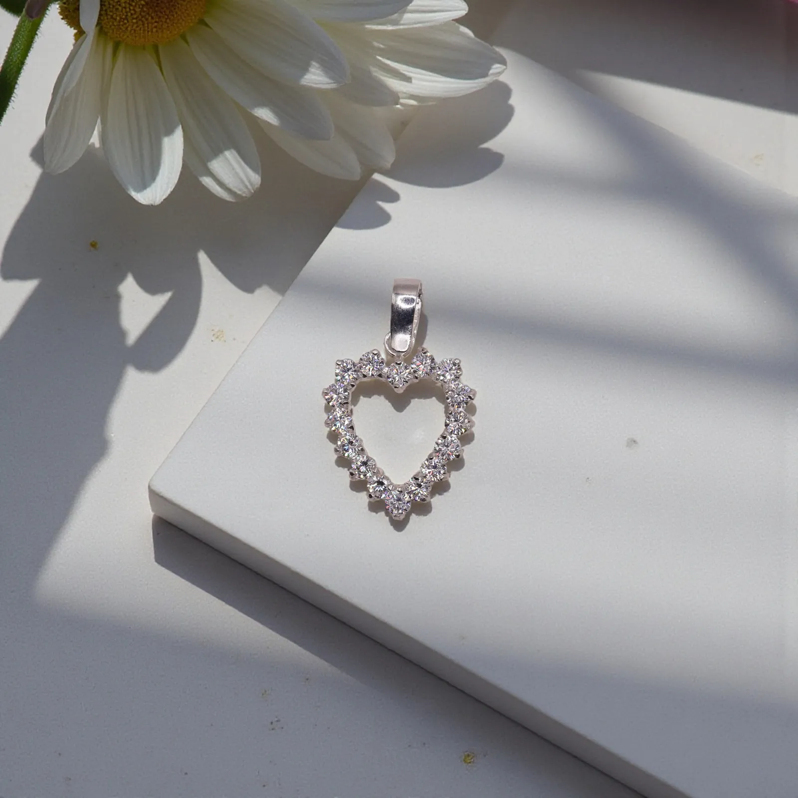 Dije Corazón Contorno Blanco En Plata .925