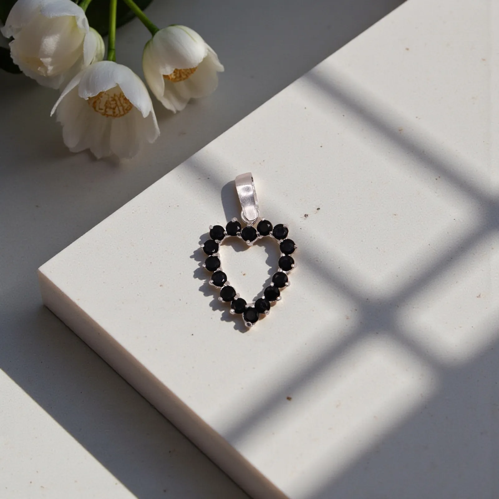 Dije Corazón Contorno Negro En Plata .925