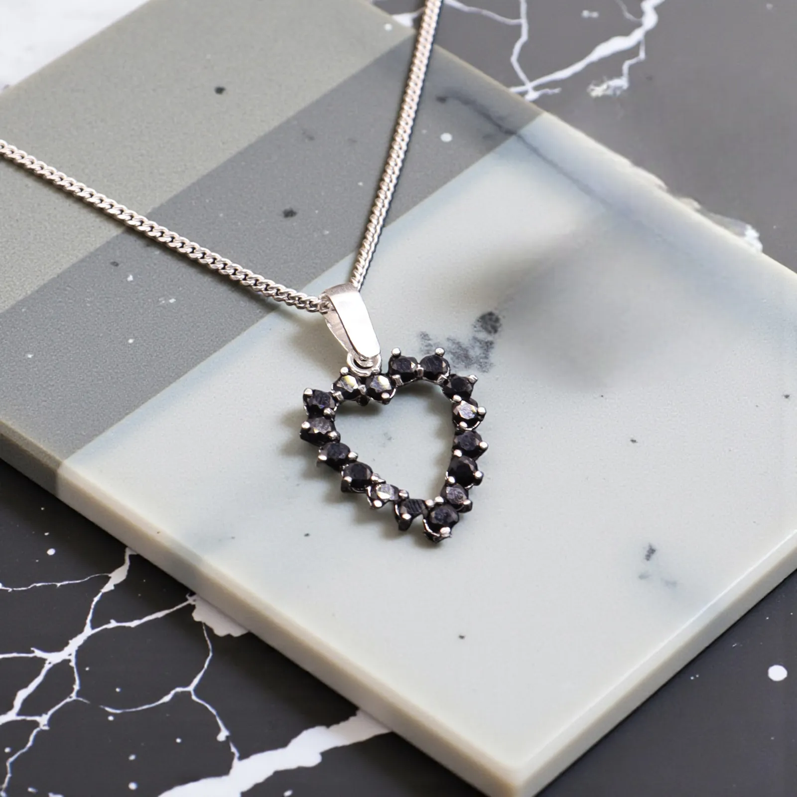 Dije Corazón Contorno Negro En Plata .925