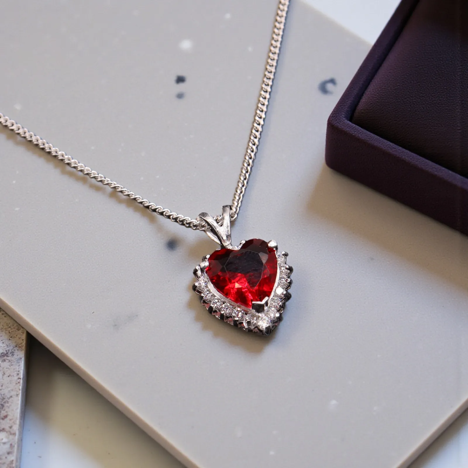 Dije Corazón Con Piedra Roja En Plata .925