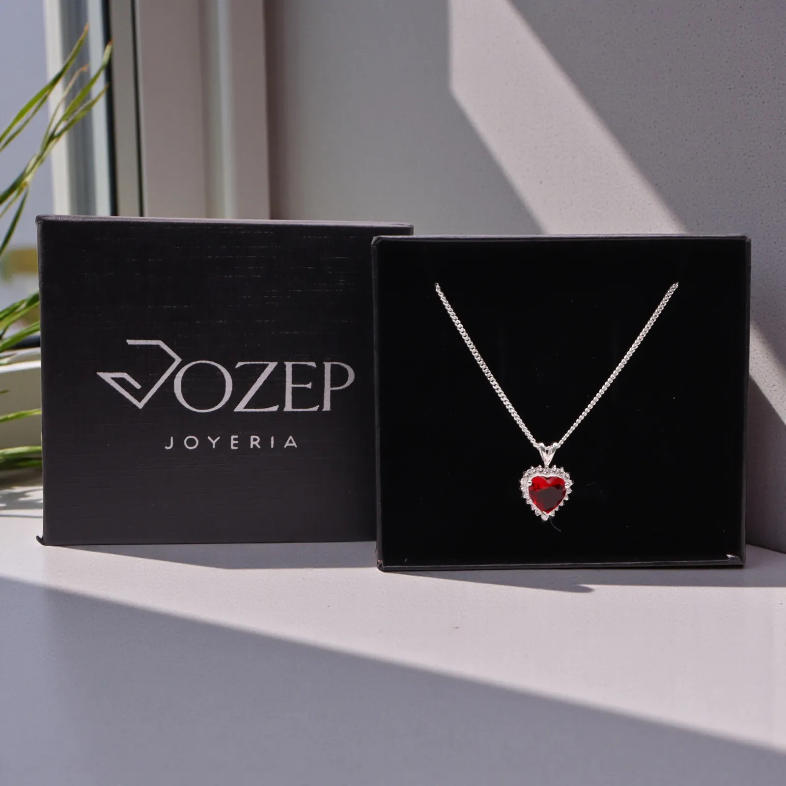 Dije Corazón Con Piedra Roja En Plata .925