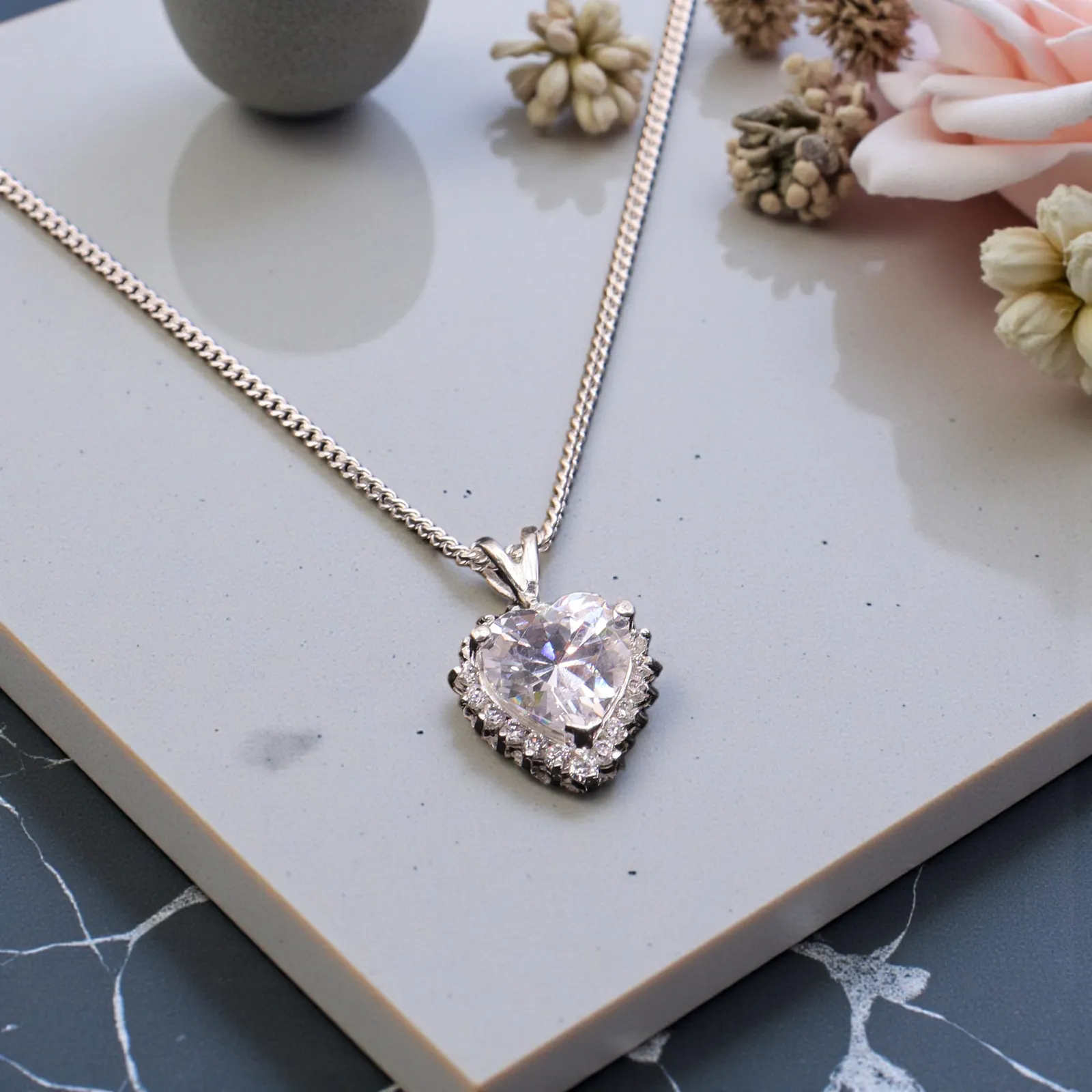 Dije Corazón Con Piedra Blanca En Plata .925