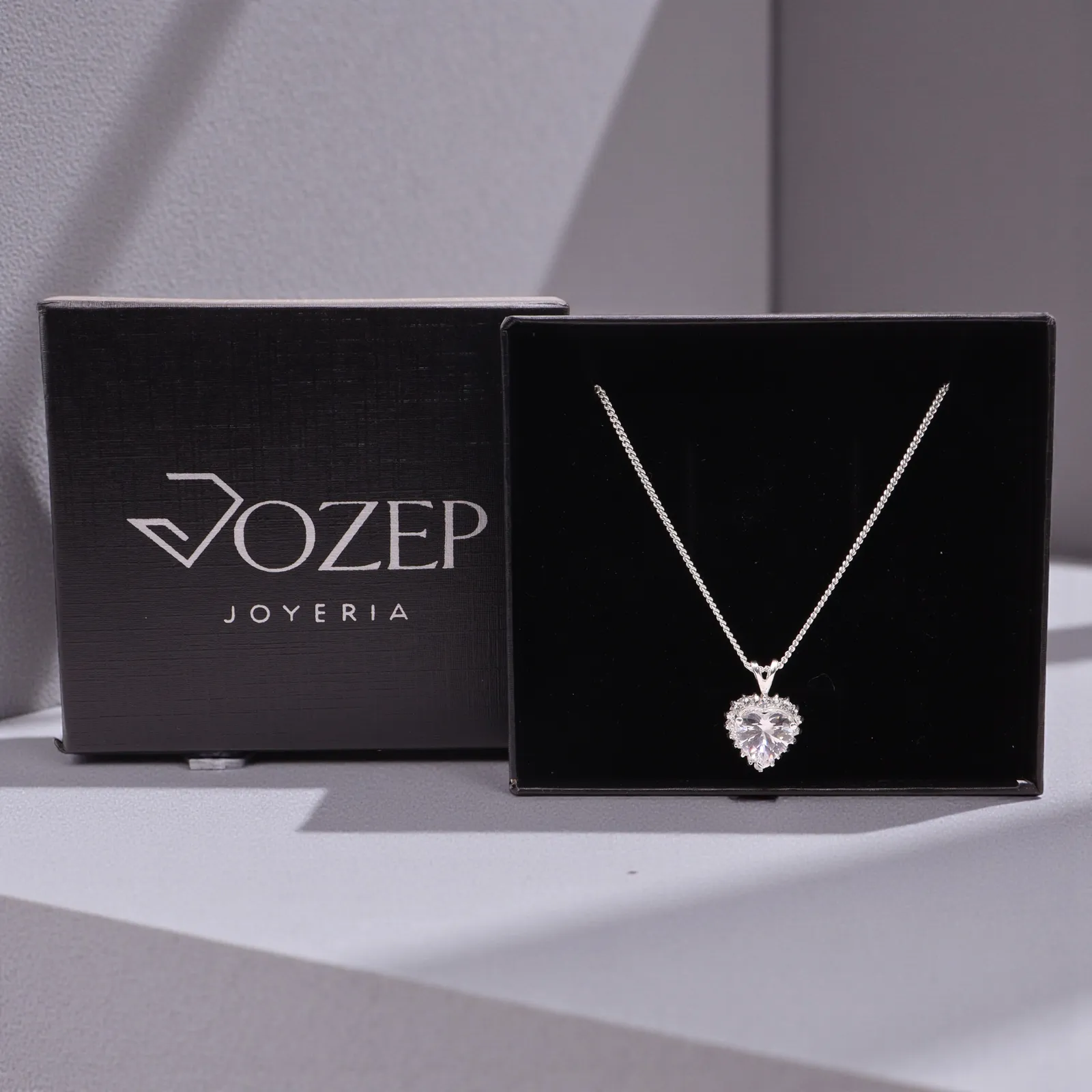 Dije Corazón Con Piedra Blanca En Plata .925