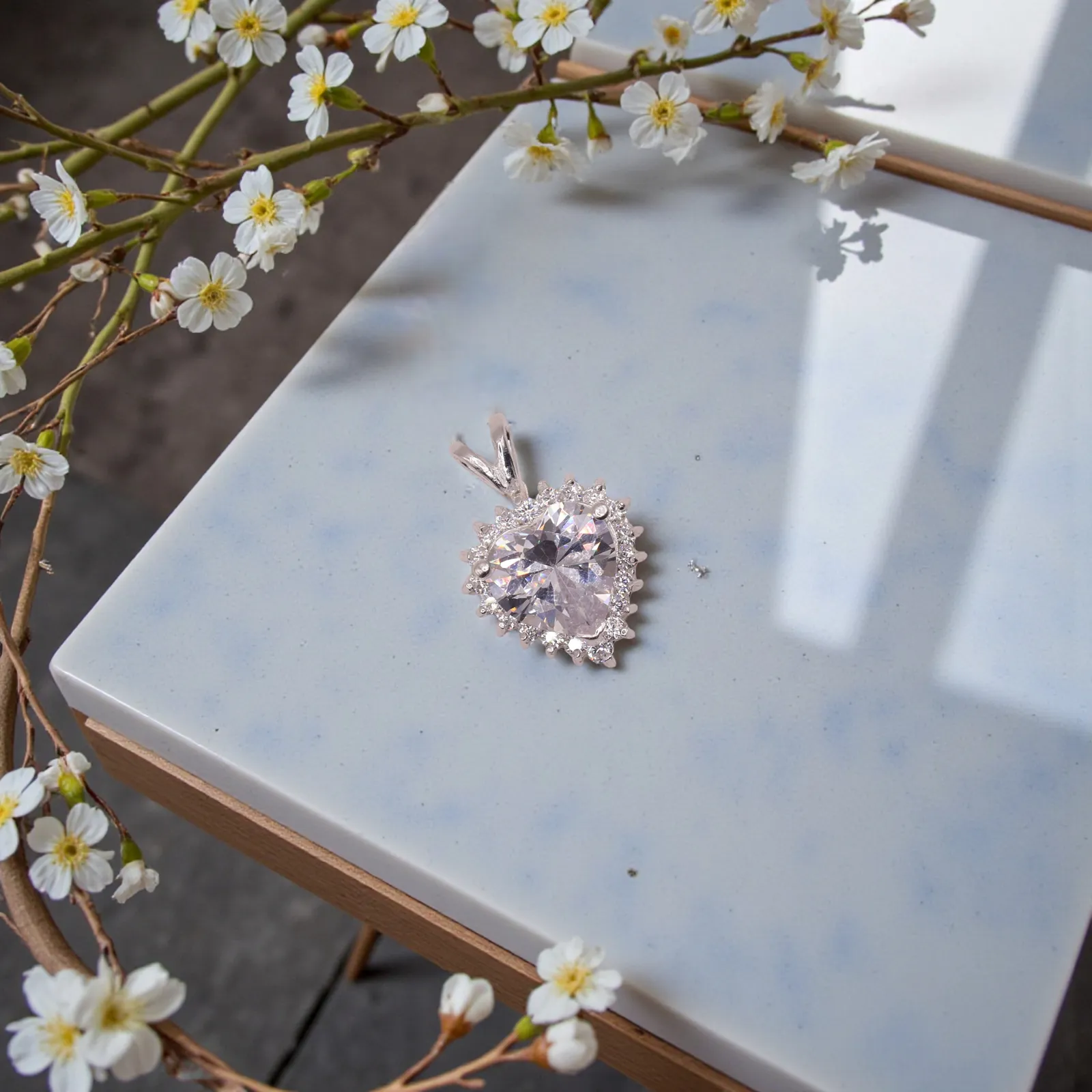 Dije Corazón Con Piedra Blanca En Plata .925