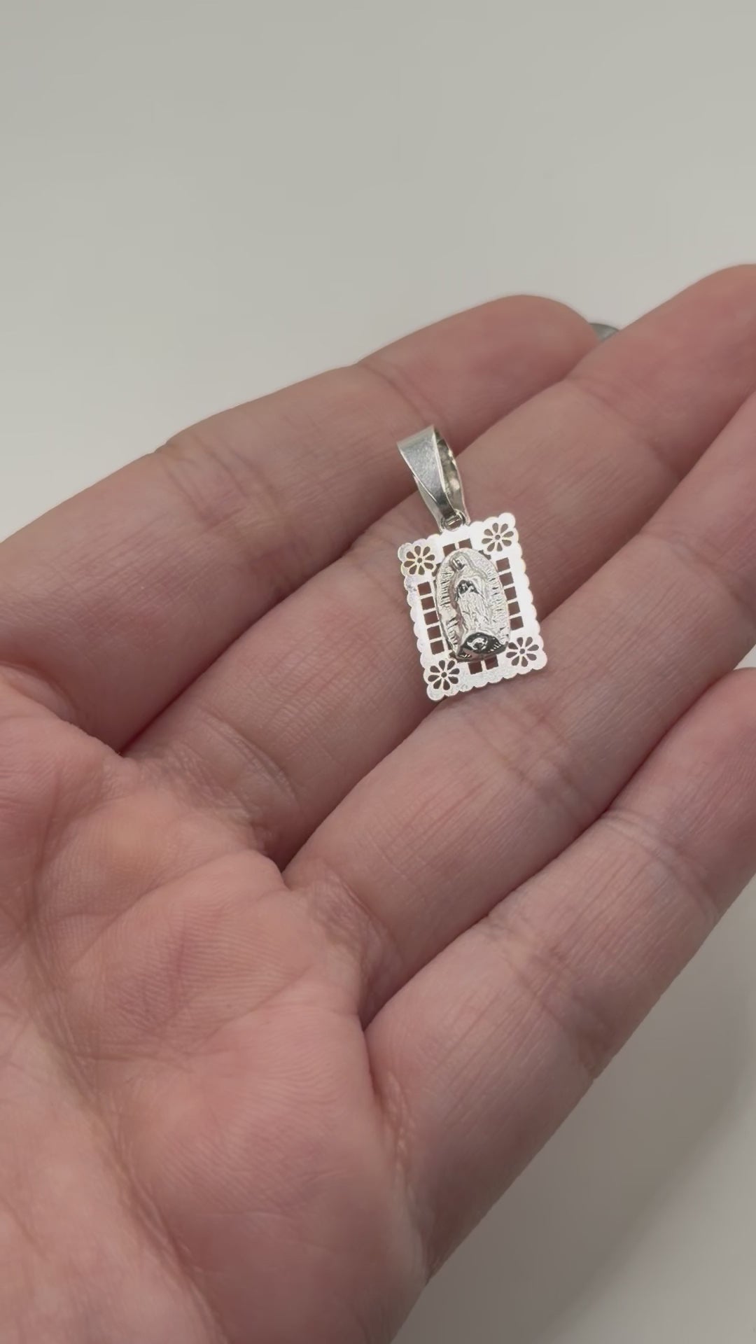 Dije De Virgen Con Flores + Cadena en Plata .925