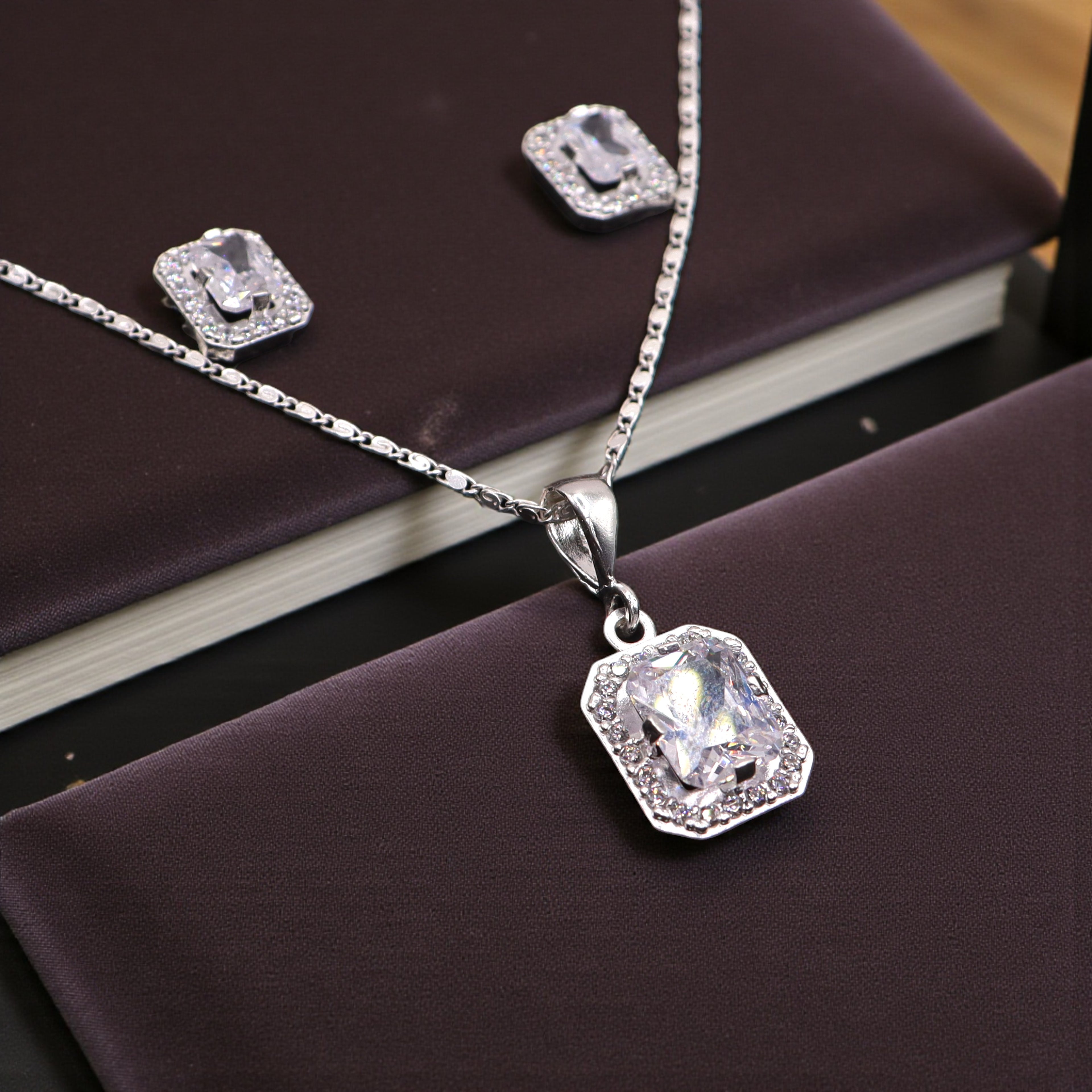 Aretes C/ Cadena Dije Cuadro Blanco en Plata .925